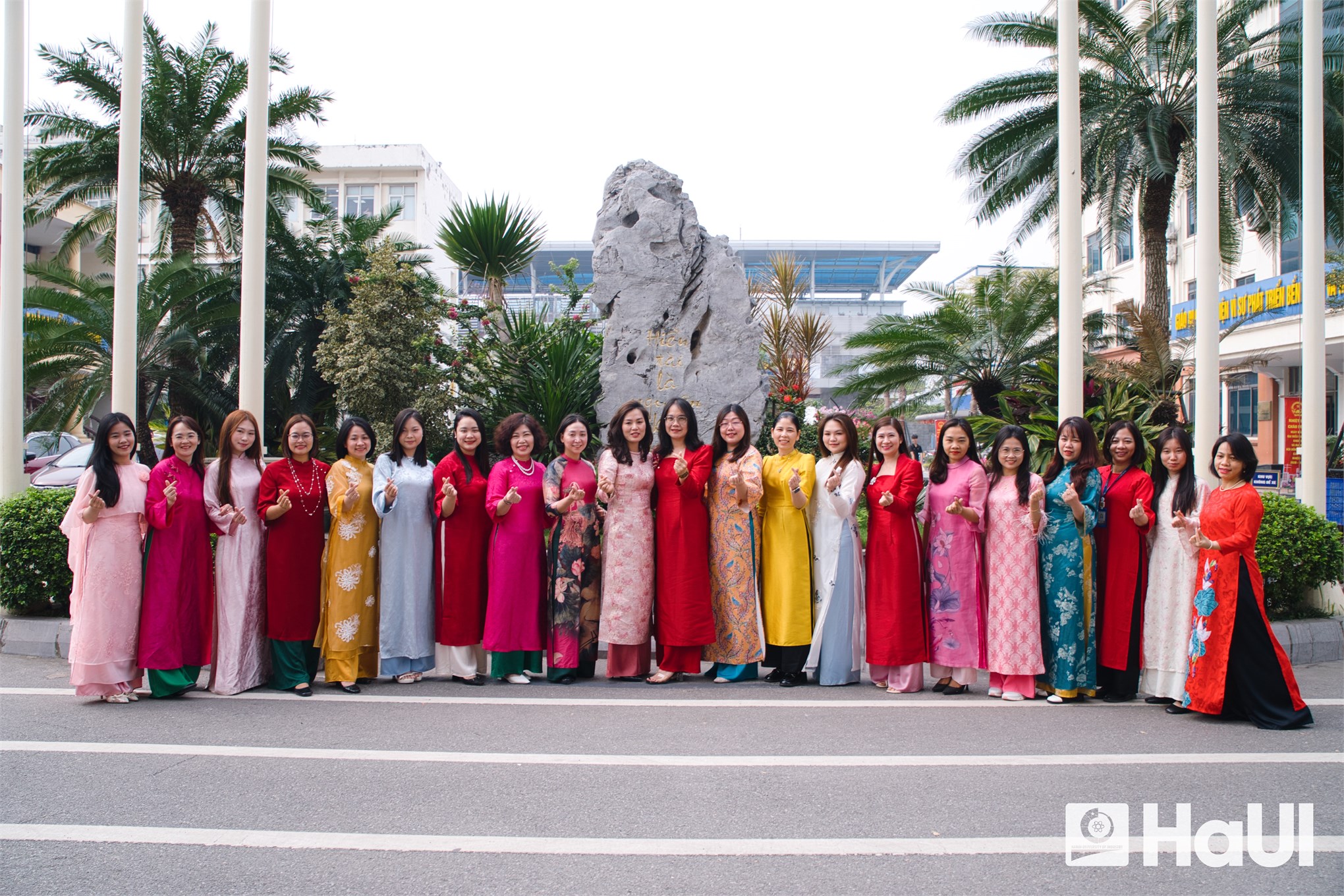 Khúc giao mùa tháng 3 - Sắc áo dài rực rỡ HaUI