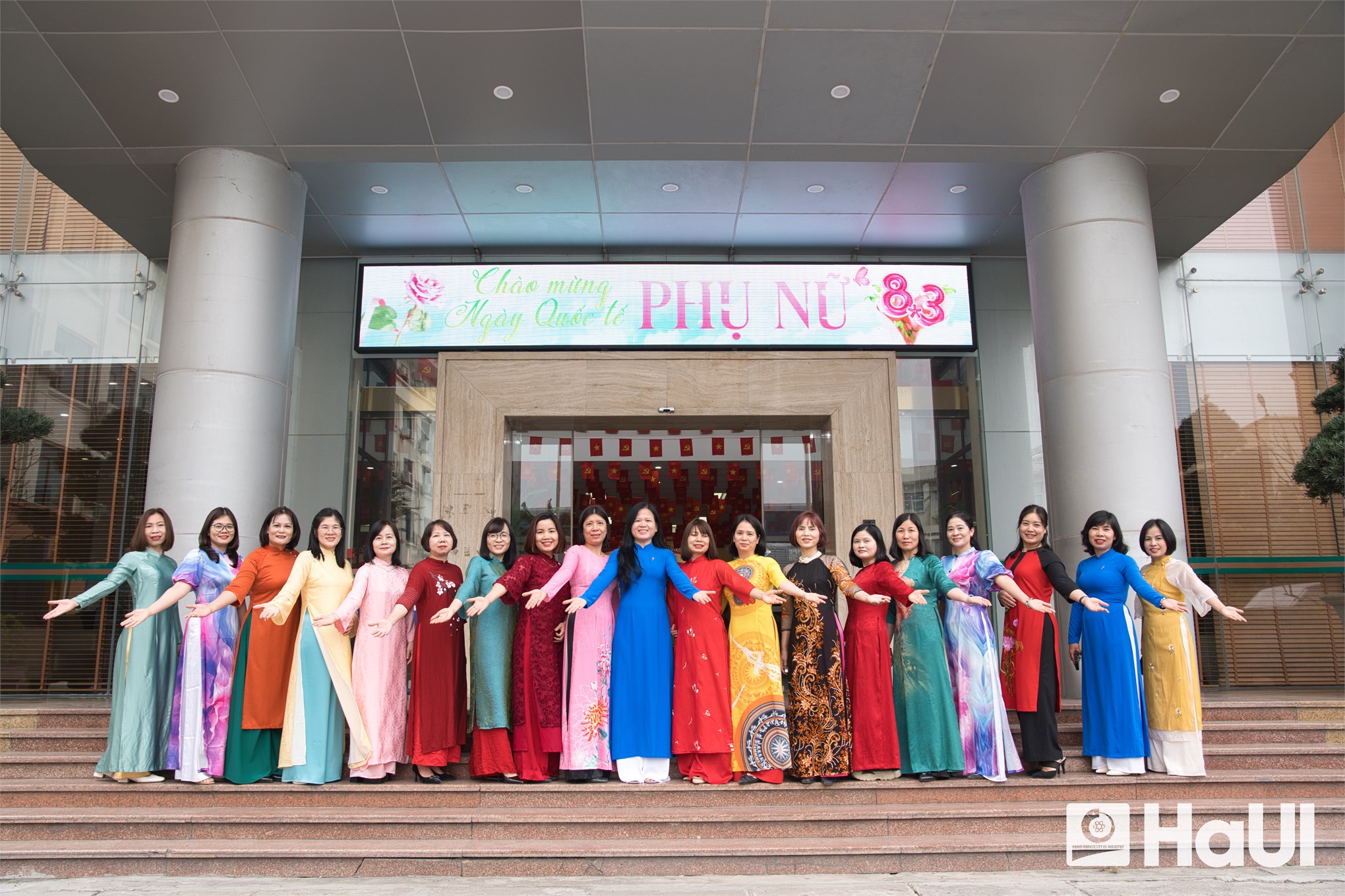 Khúc giao mùa tháng 3 - Sắc áo dài rực rỡ HaUI