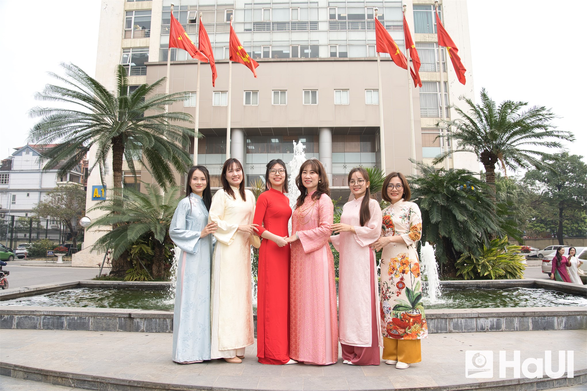 Khúc giao mùa tháng 3 - Sắc áo dài rực rỡ HaUI