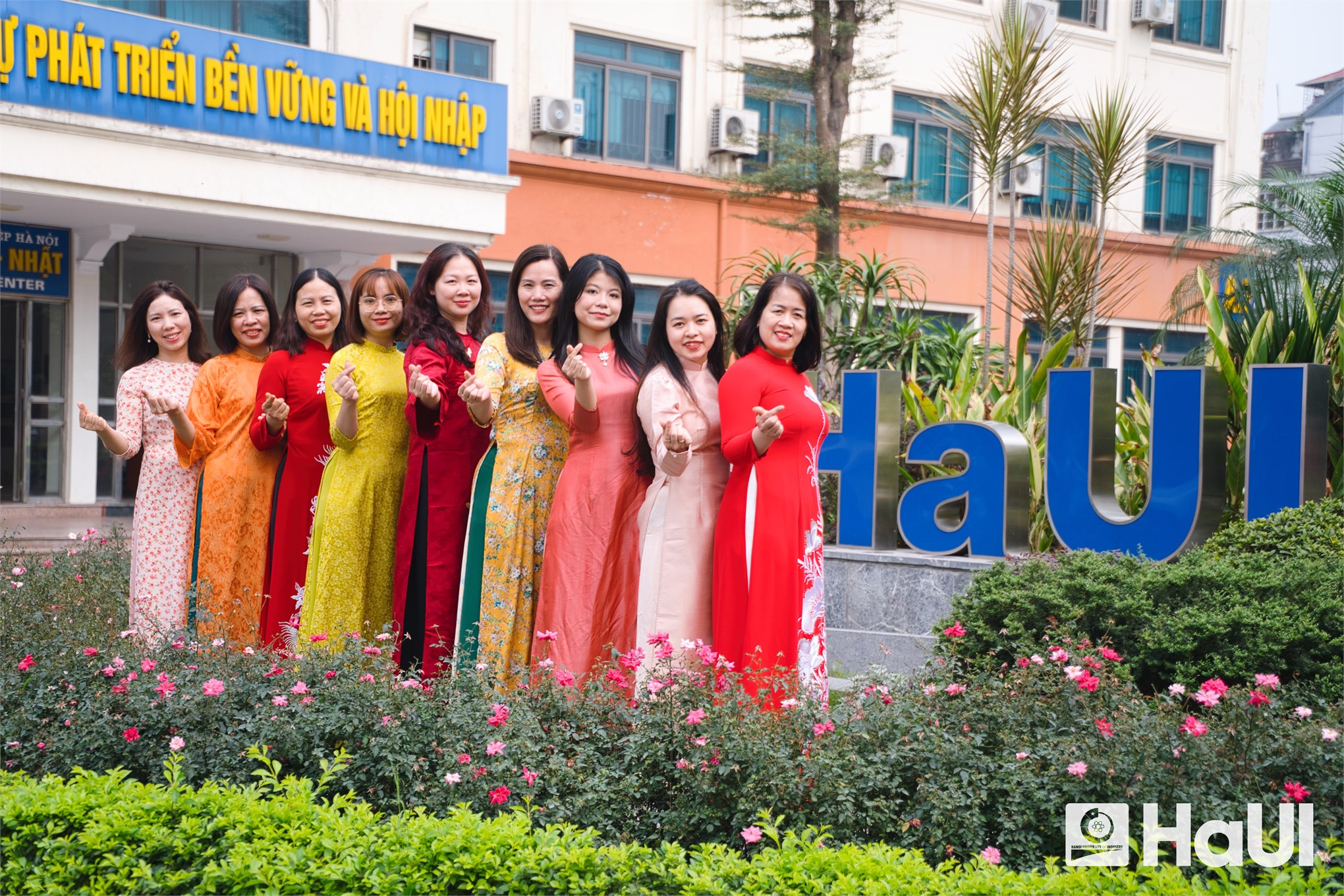 Khúc giao mùa tháng 3 - Sắc áo dài rực rỡ HaUI