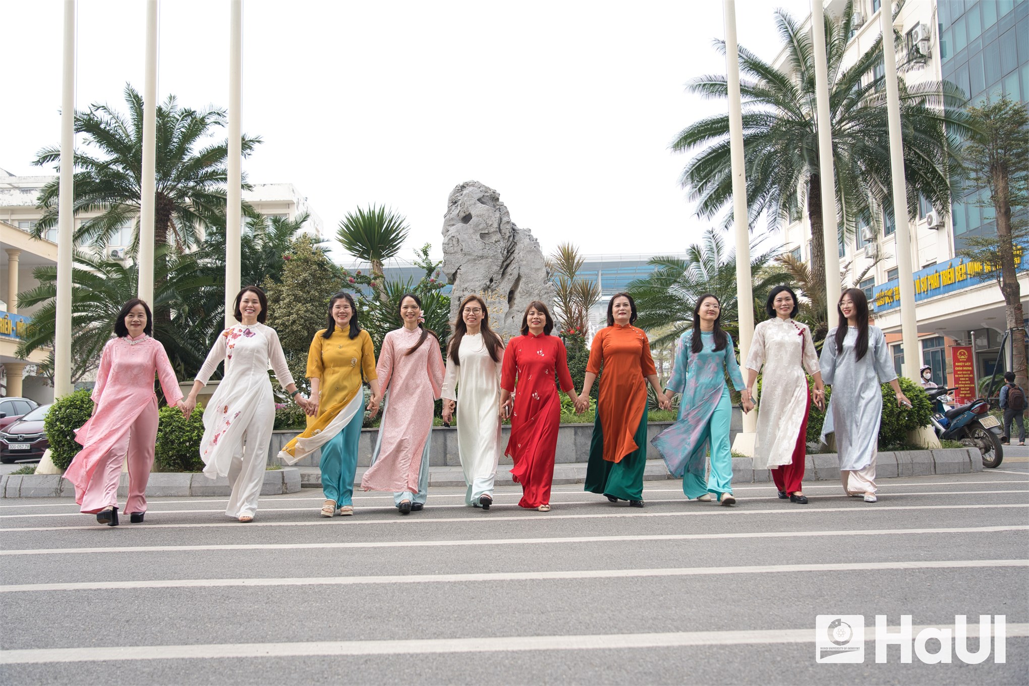 Khúc giao mùa tháng 3 - Sắc áo dài rực rỡ HaUI