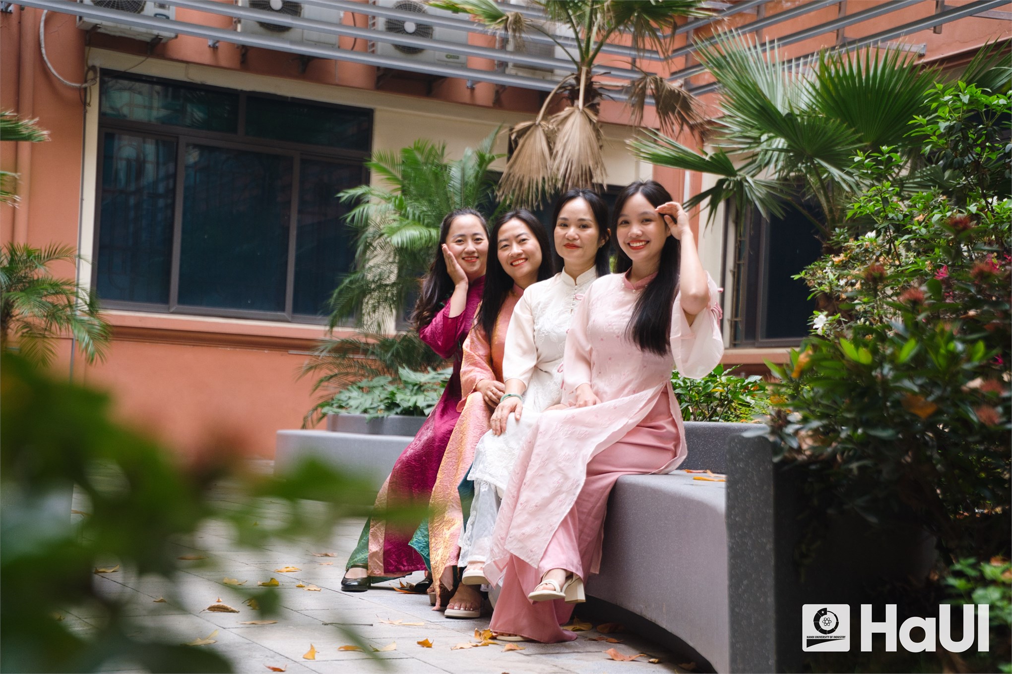 Khúc giao mùa tháng 3 - Sắc áo dài rực rỡ HaUI