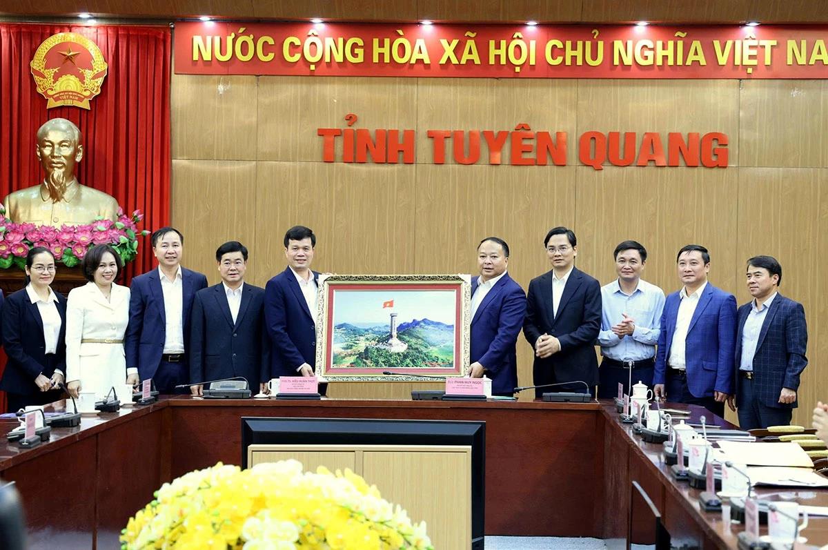 Chủ tịch UBND tỉnh Tuyên Quang Phan Huy Ngọc làm việc với đoàn công tác Đại học Công nghiệp Hà Nội