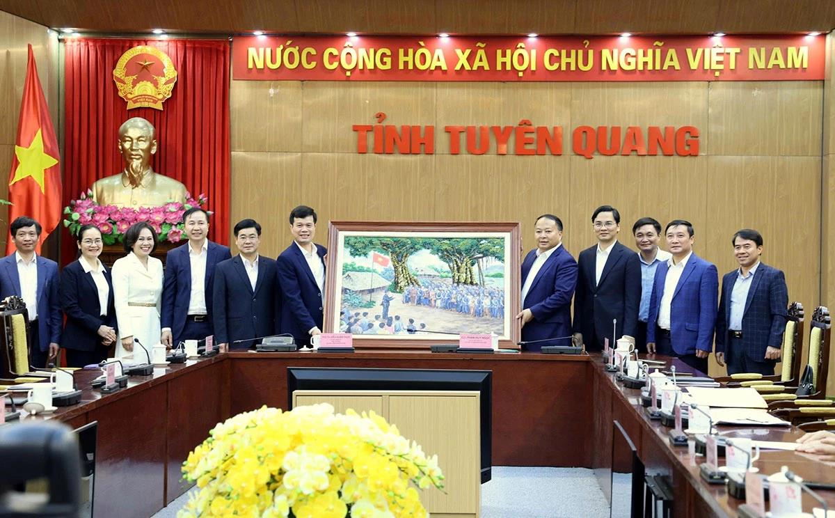 Chủ tịch UBND tỉnh Tuyên Quang Phan Huy Ngọc làm việc với đoàn công tác Đại học Công nghiệp Hà Nội