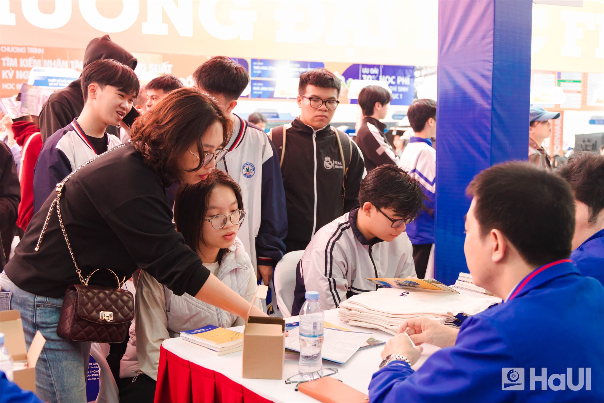 Đại học Công nghiệp Hà Nội chinh phục sĩ tử Thủ đô tại Ngày hội tư vấn tuyển sinh 2026