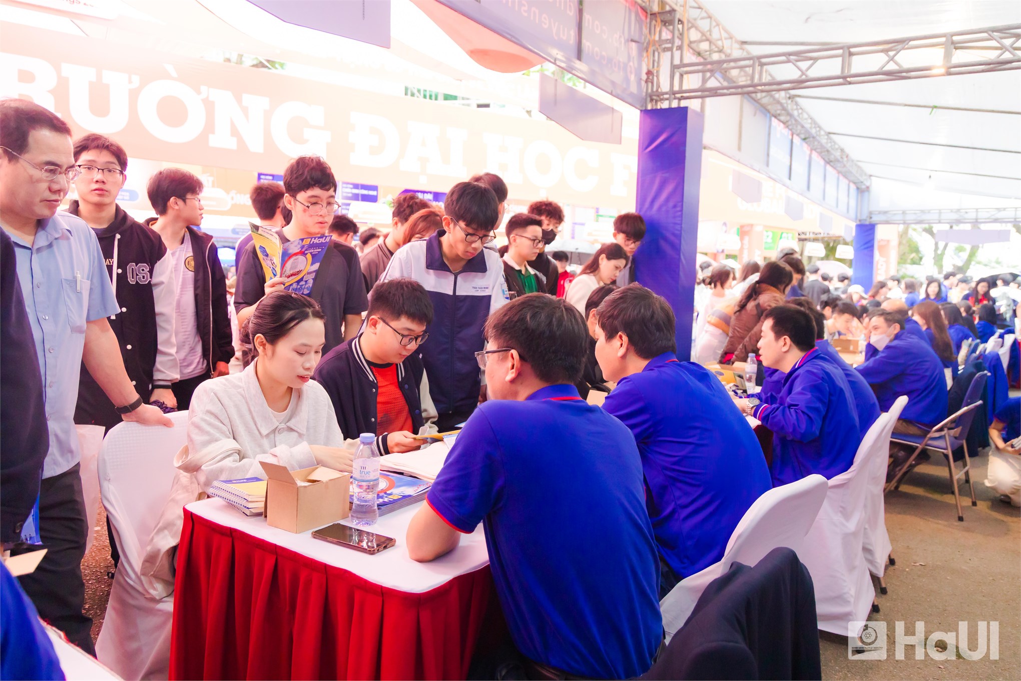 Đại học Công nghiệp Hà Nội chinh phục sĩ tử Thủ đô tại Ngày hội tư vấn tuyển sinh 2026