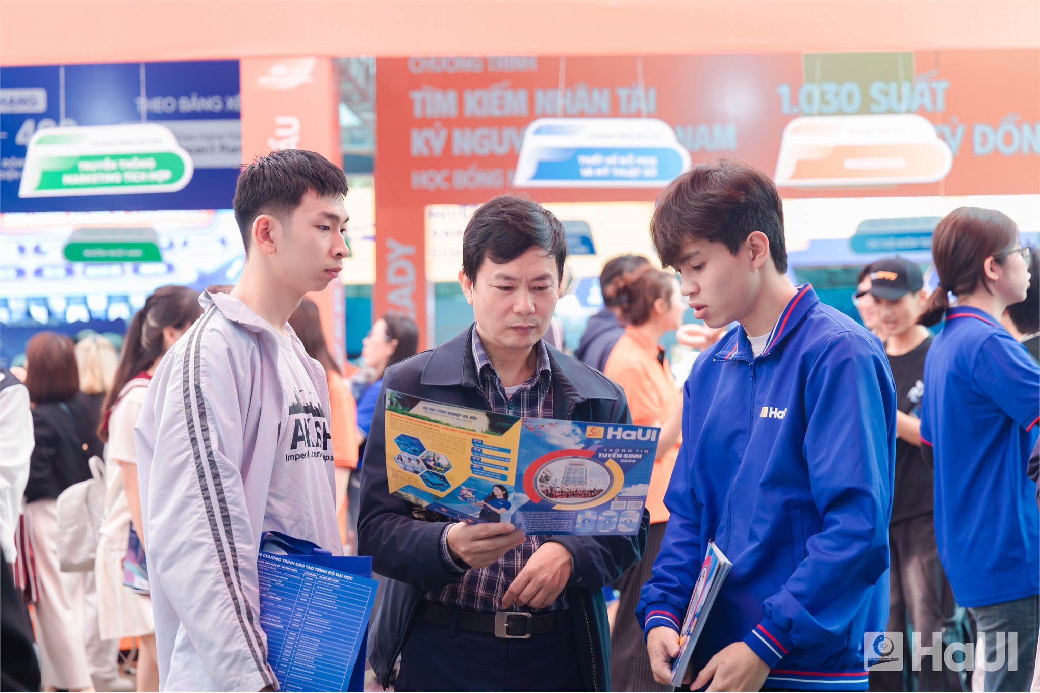 Đại học Công nghiệp Hà Nội chinh phục sĩ tử Thủ đô tại Ngày hội tư vấn tuyển sinh 2026