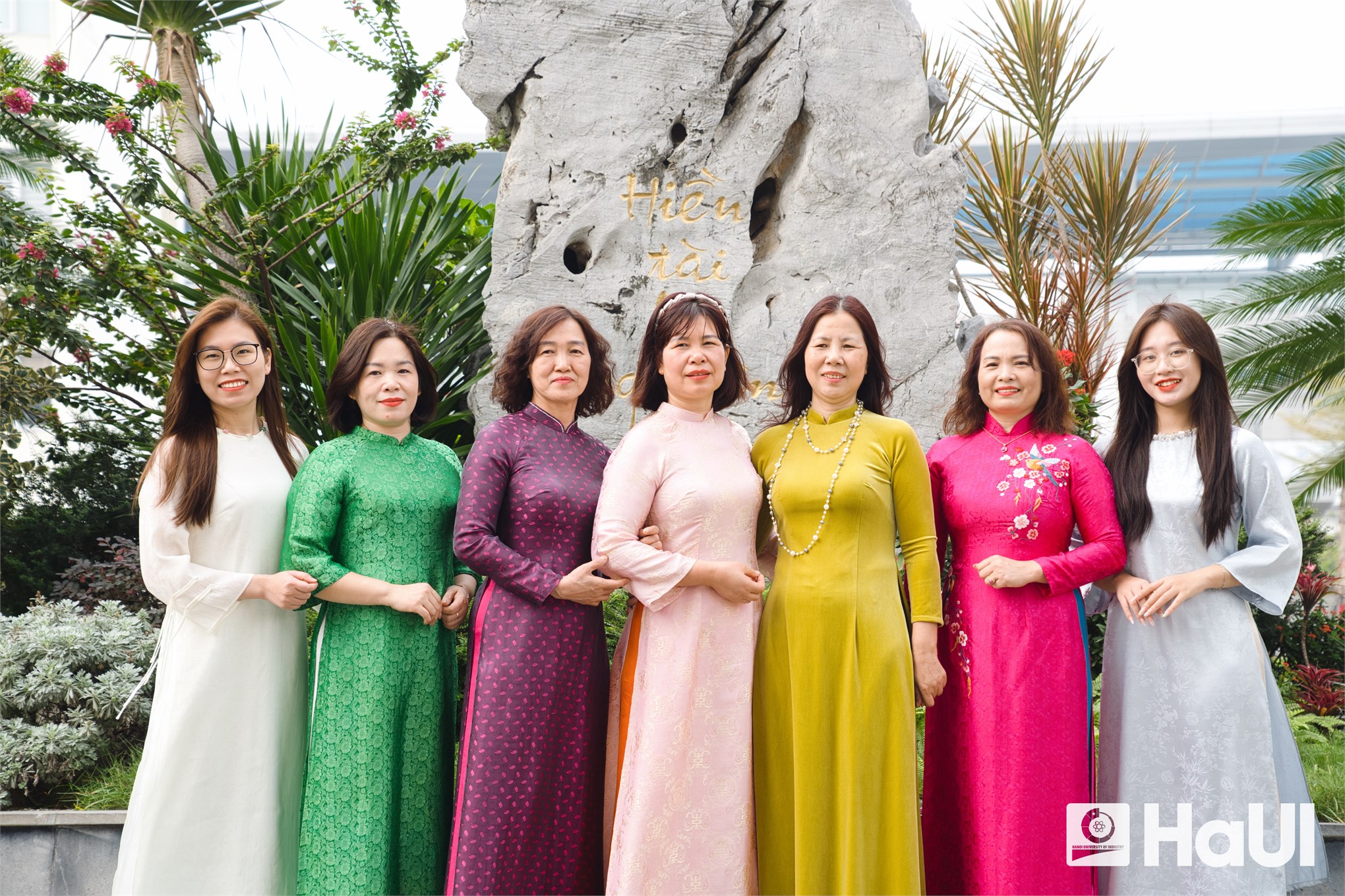 Khúc giao mùa tháng 3 - Sắc áo dài rực rỡ HaUI