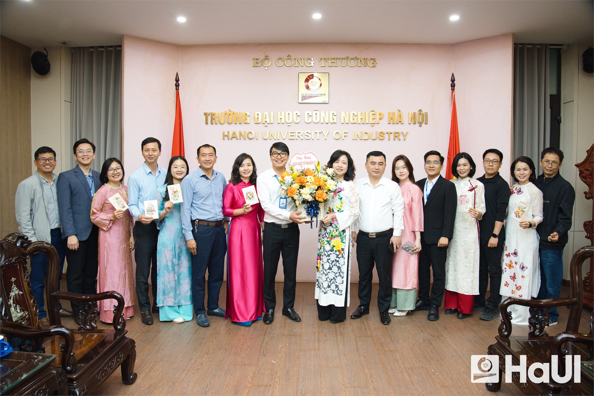 Khúc giao mùa tháng 3 - Sắc áo dài rực rỡ HaUI