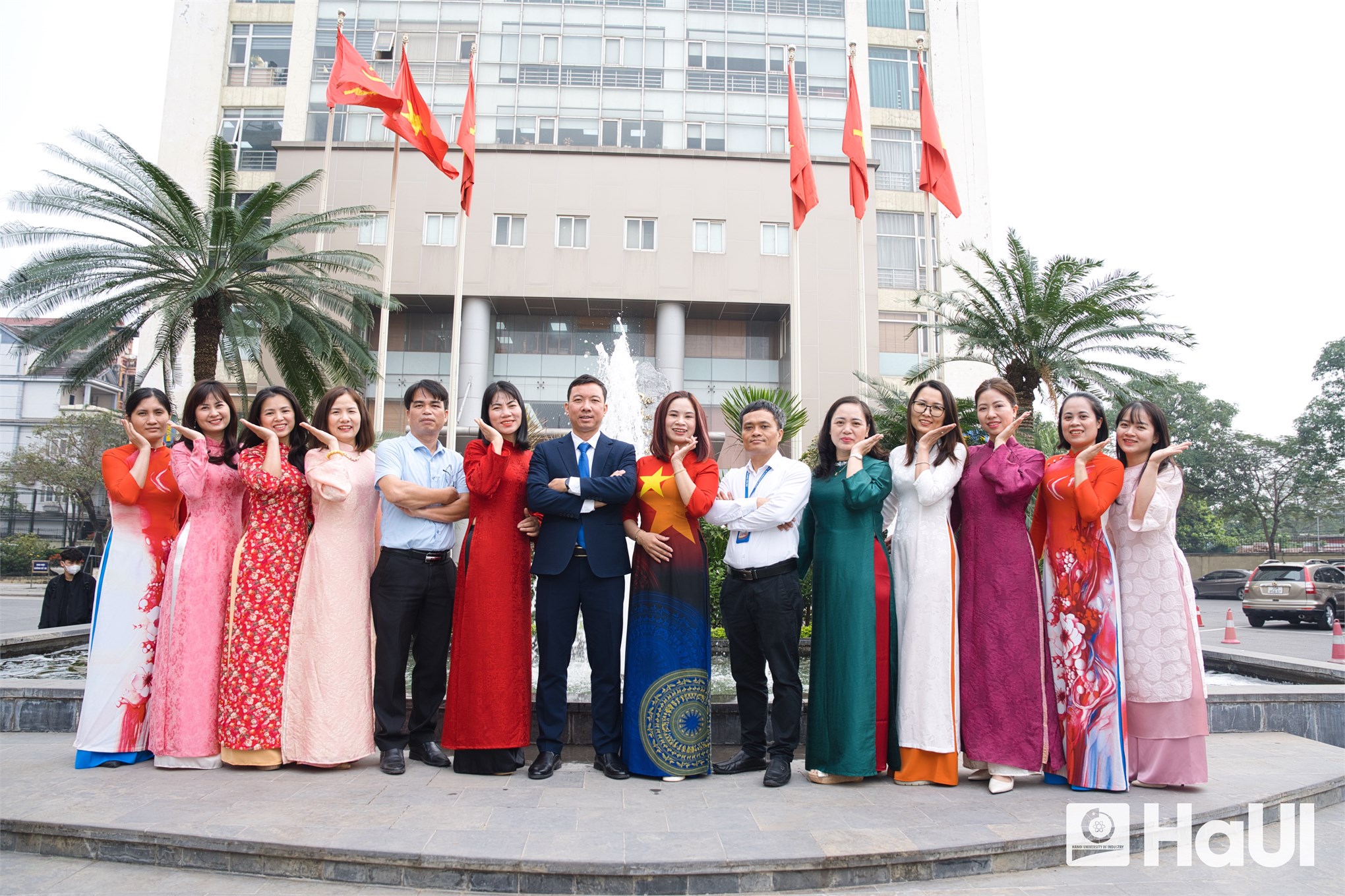 Khúc giao mùa tháng 3 - Sắc áo dài rực rỡ HaUI