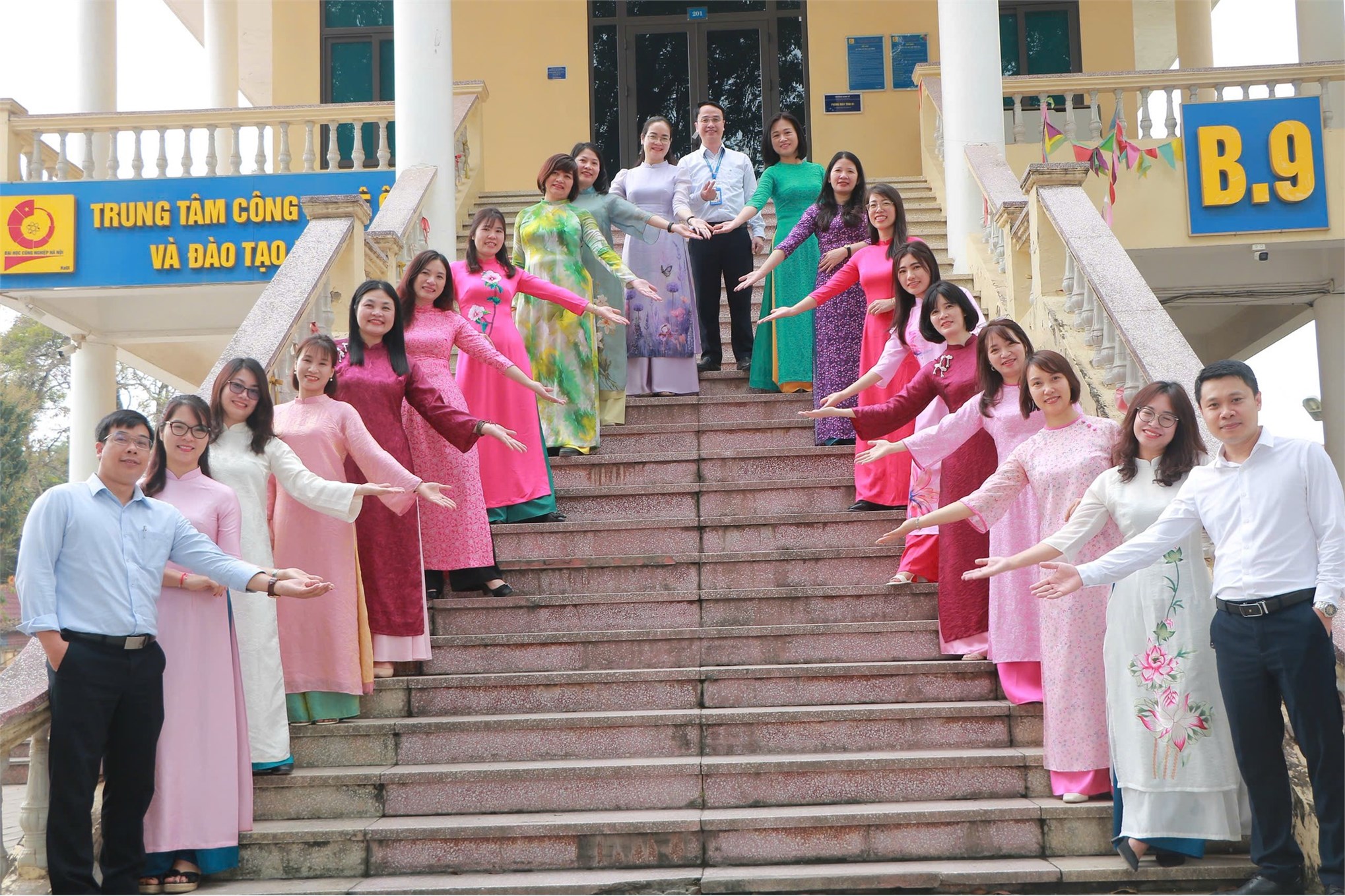 Khúc giao mùa tháng 3 - Sắc áo dài rực rỡ HaUI