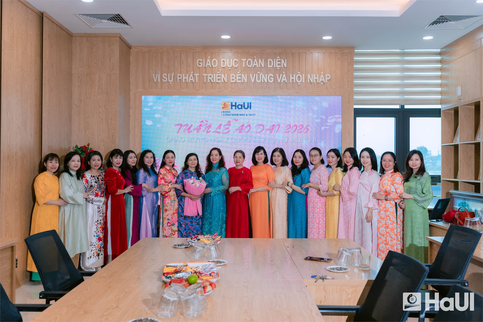 Khúc giao mùa tháng 3 - Sắc áo dài rực rỡ HaUI