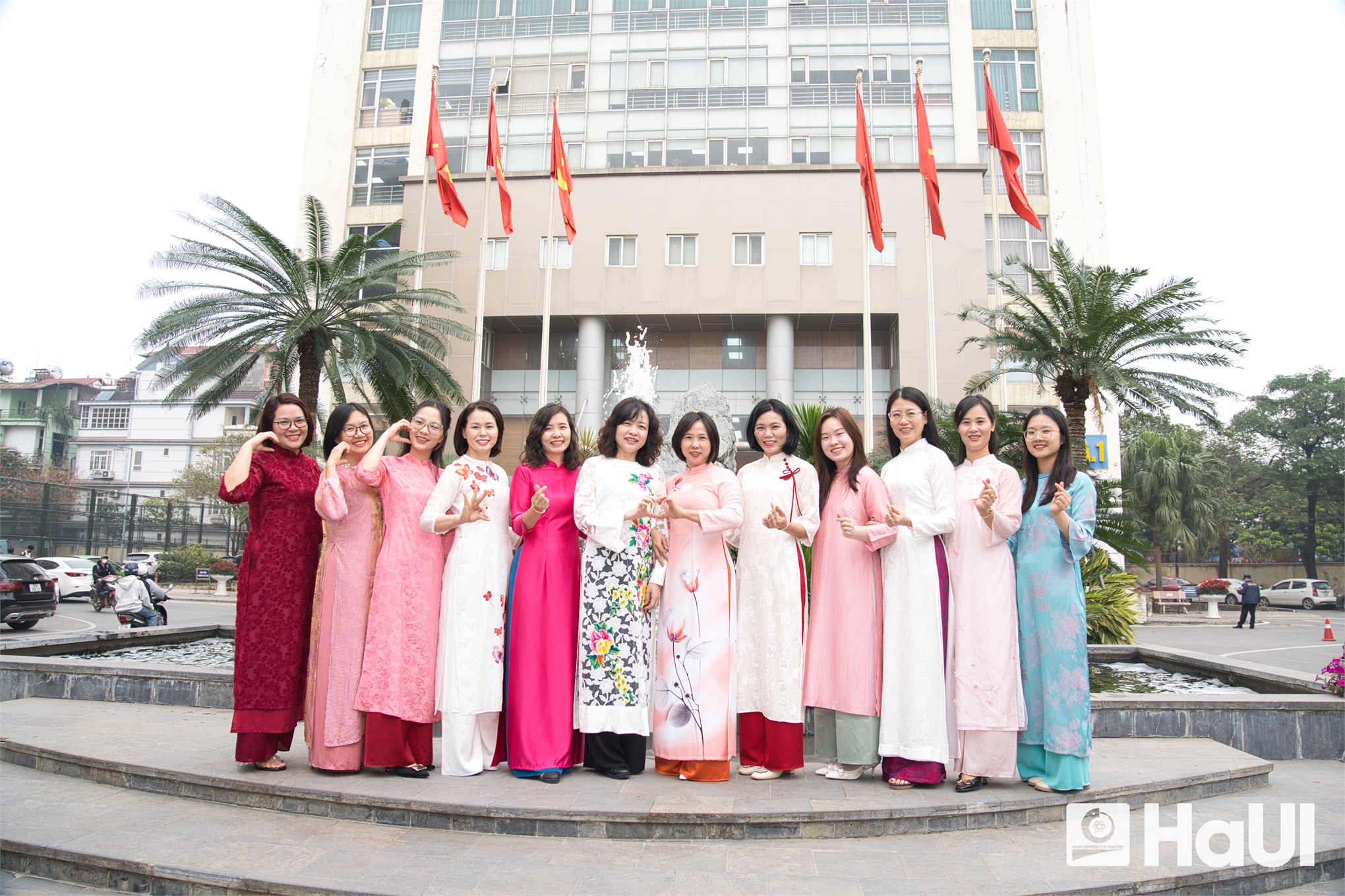 Khúc giao mùa tháng 3 - Sắc áo dài rực rỡ HaUI