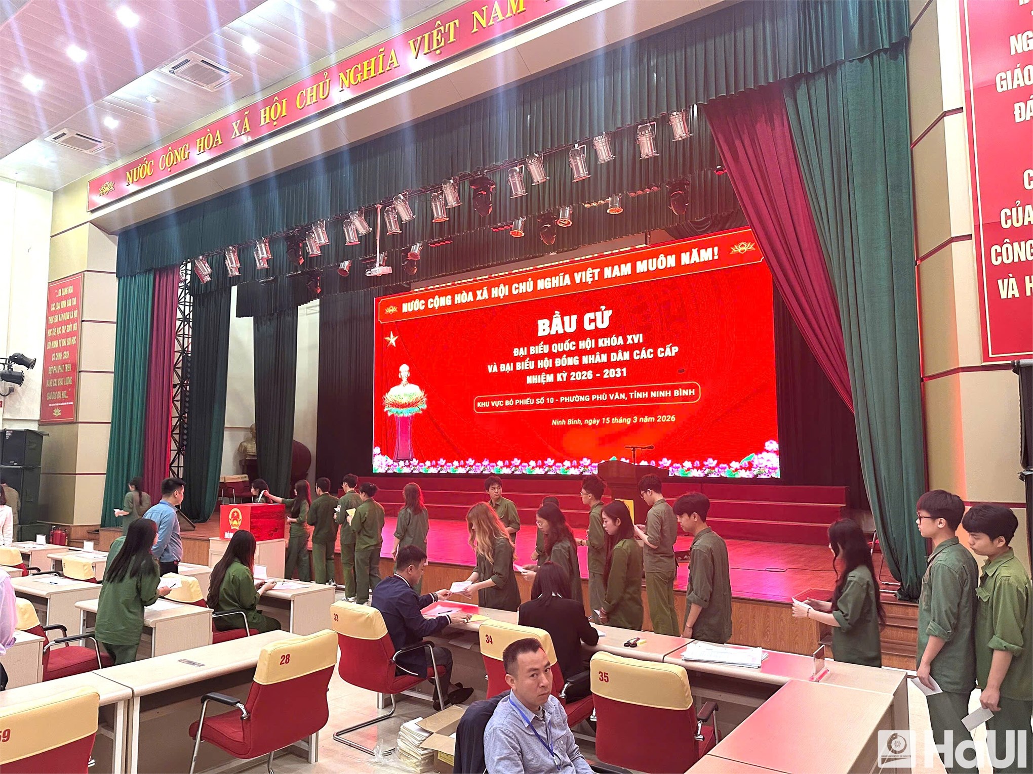 Rộn ràng ngày bầu cử tại khu vực bỏ phiếu số 10 – Cơ sở 3 Đại học Công nghiệp Hà Nội