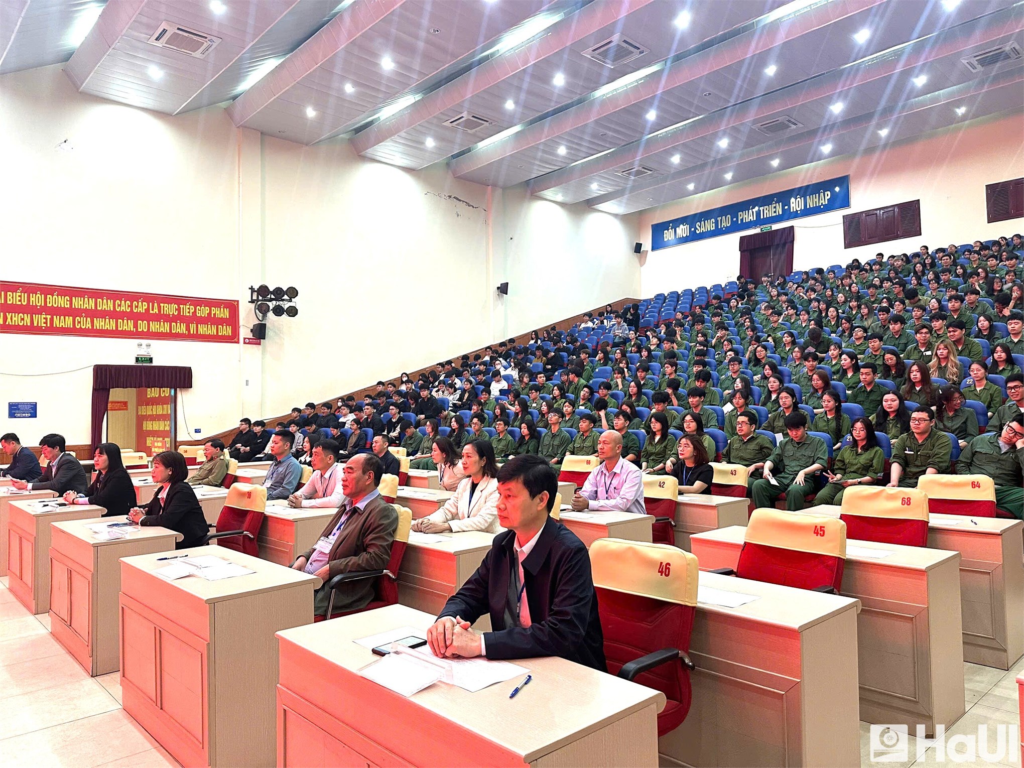 Rộn ràng ngày bầu cử tại khu vực bỏ phiếu số 10 – Cơ sở 3 Đại học Công nghiệp Hà Nội