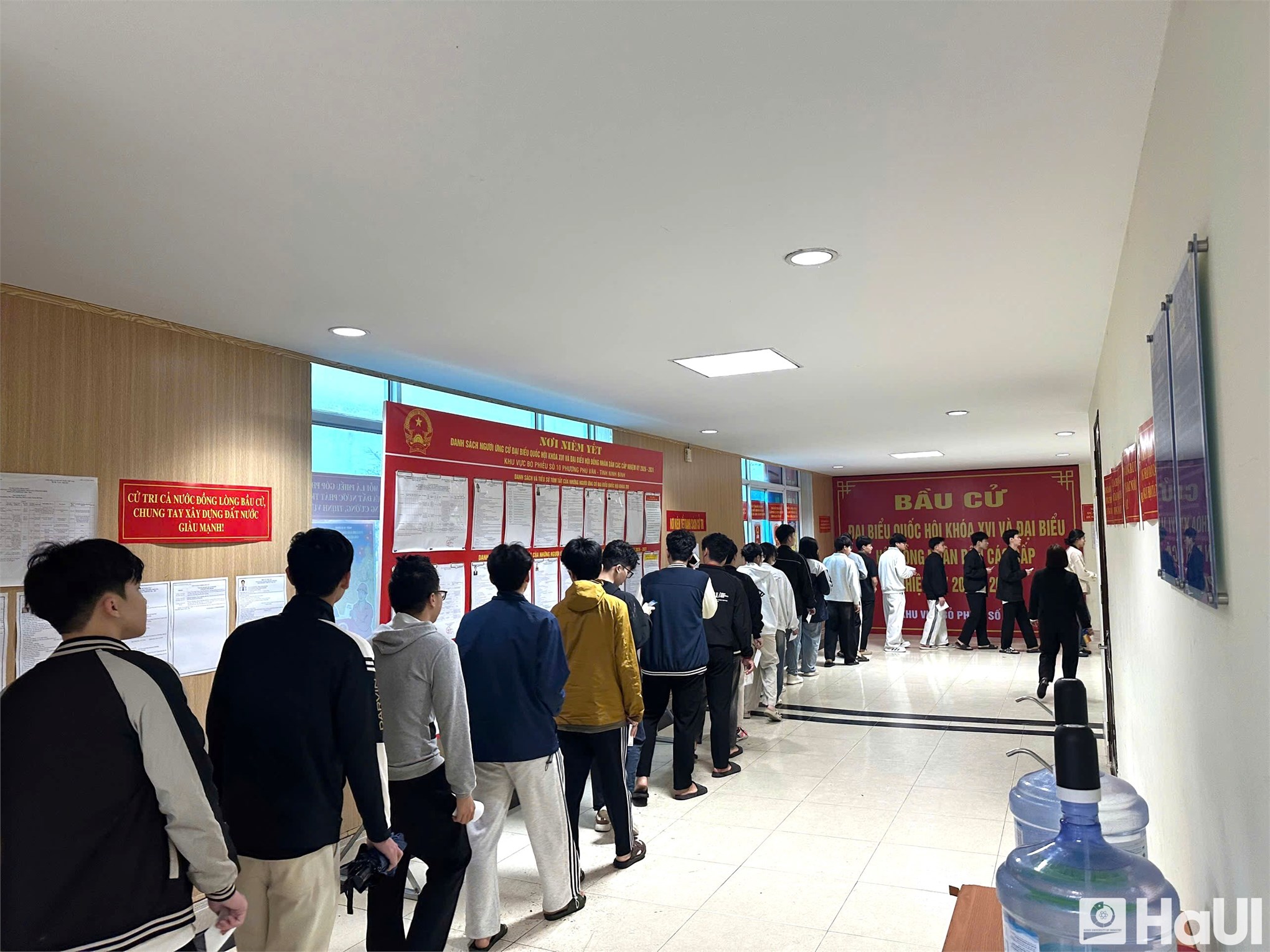 Rộn ràng ngày bầu cử tại khu vực bỏ phiếu số 10 – Cơ sở 3 Đại học Công nghiệp Hà Nội