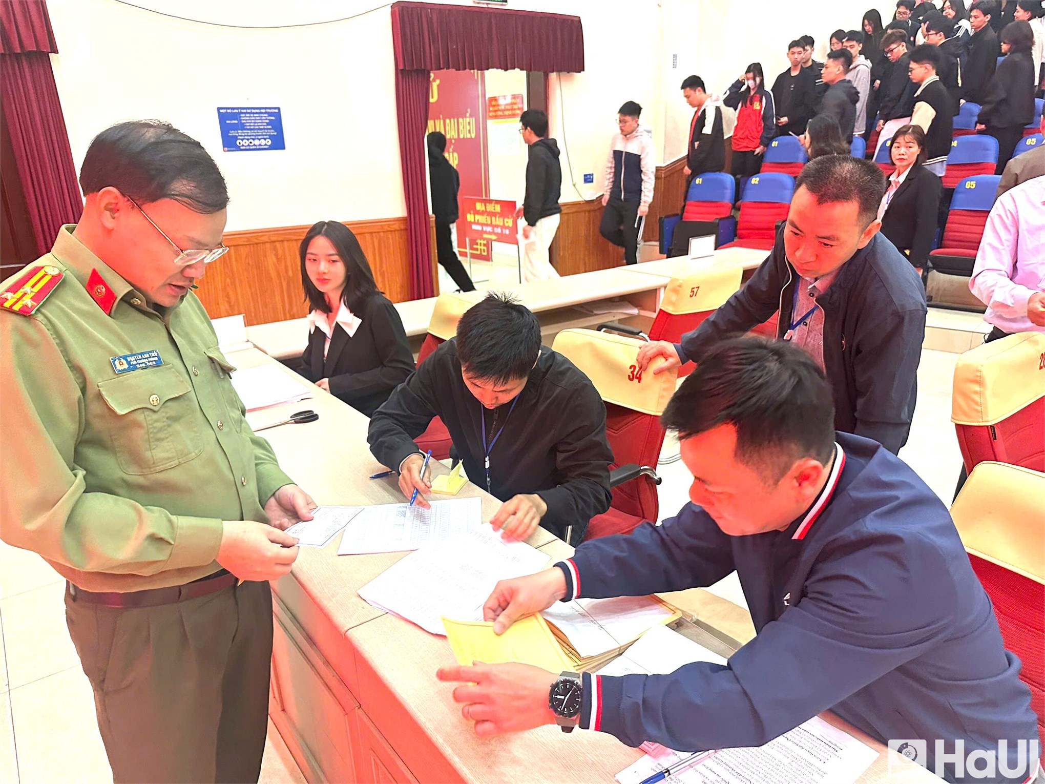 Rộn ràng ngày bầu cử tại khu vực bỏ phiếu số 10 – Cơ sở 3 Đại học Công nghiệp Hà Nội