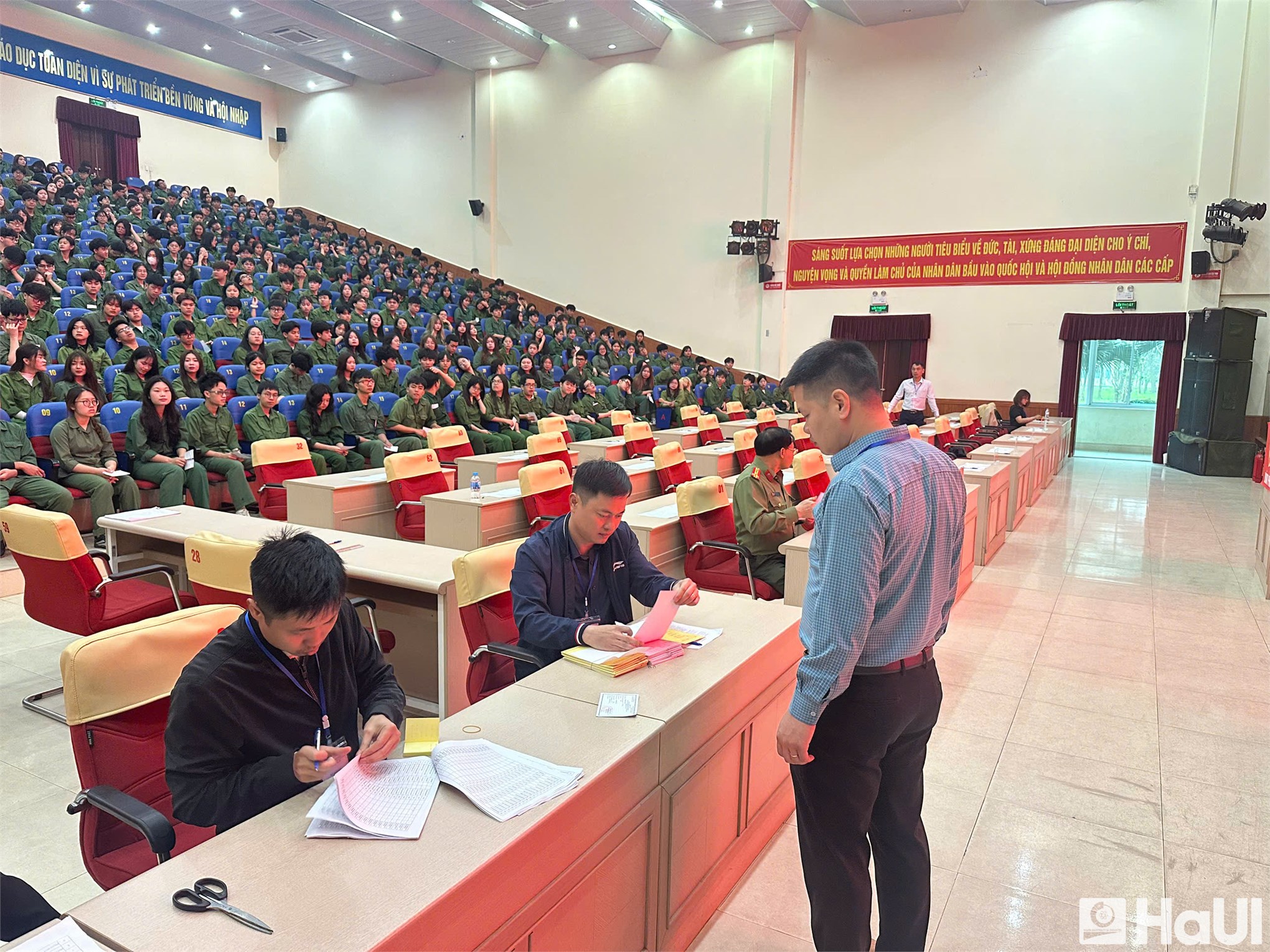 Rộn ràng ngày bầu cử tại khu vực bỏ phiếu số 10 – Cơ sở 3 Đại học Công nghiệp Hà Nội