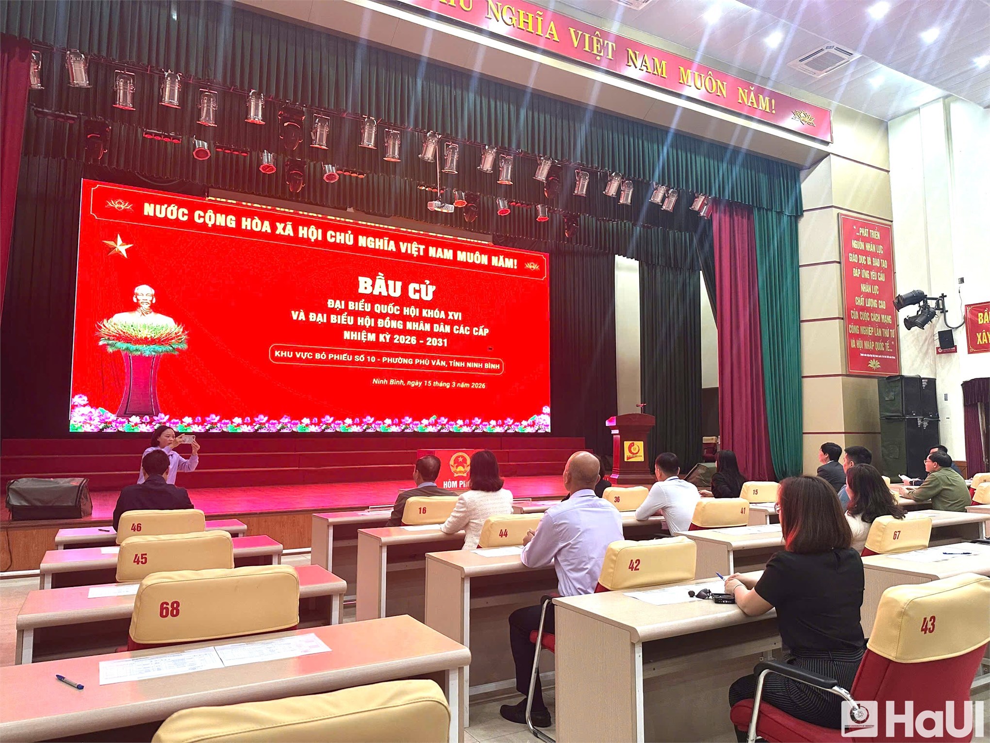 Rộn ràng ngày bầu cử tại khu vực bỏ phiếu số 10 – Cơ sở 3 Đại học Công nghiệp Hà Nội