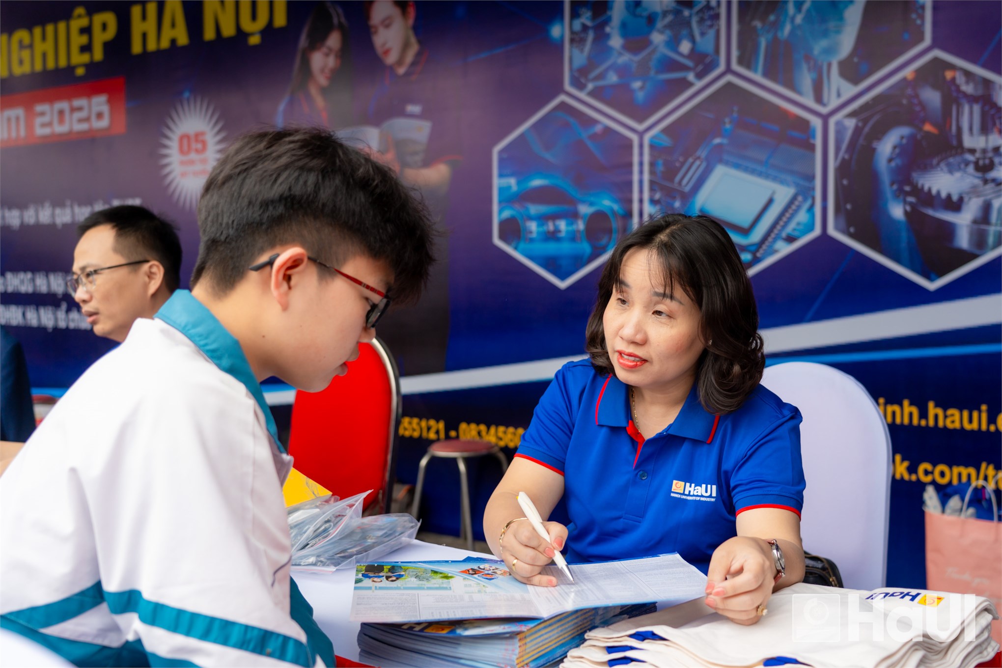 Học sinh đất Cảng `giải mã` khát vọng nghề nghiệp cùng đội ngũ chuyên gia HaUI