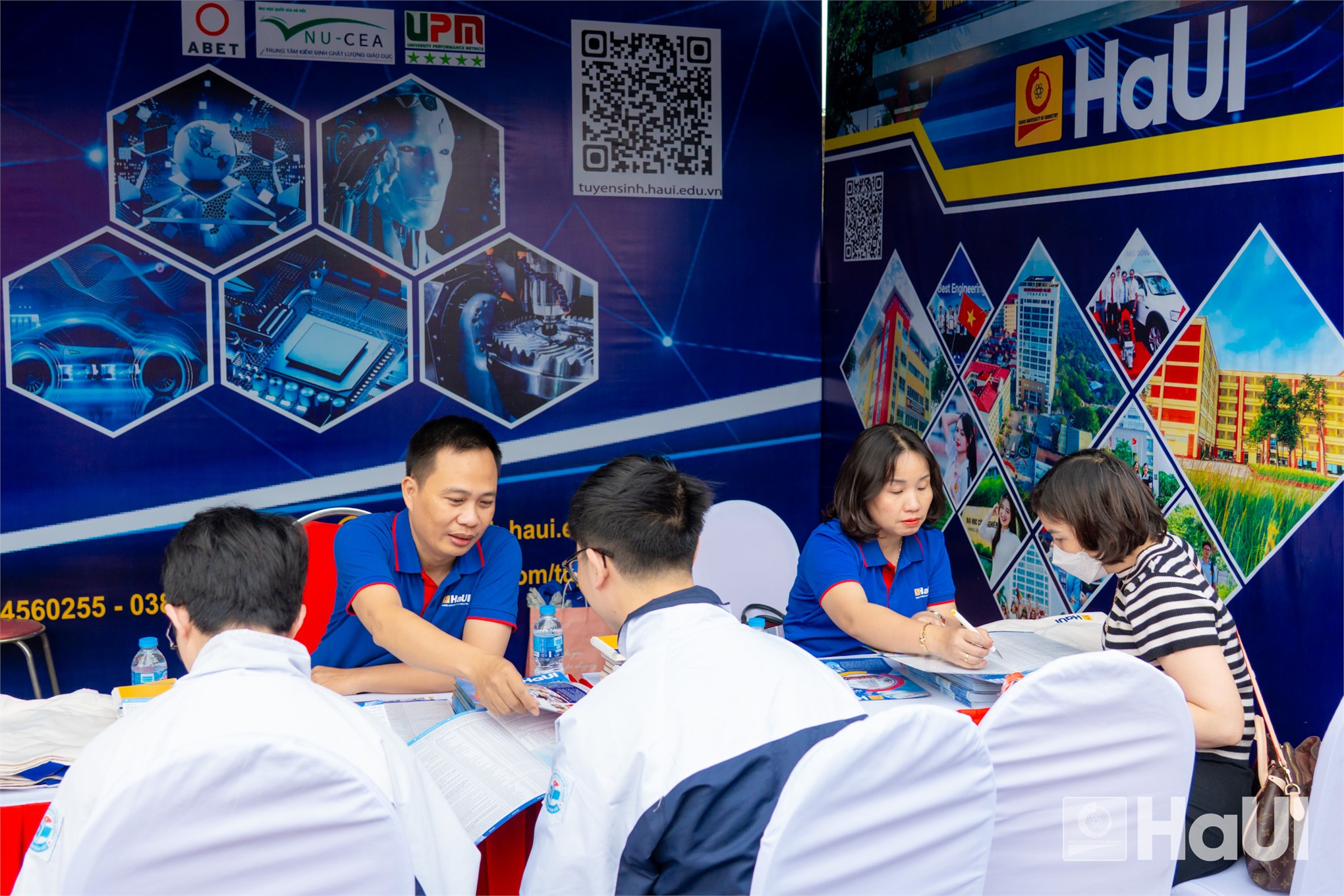 Học sinh đất Cảng `giải mã` khát vọng nghề nghiệp cùng đội ngũ chuyên gia HaUI