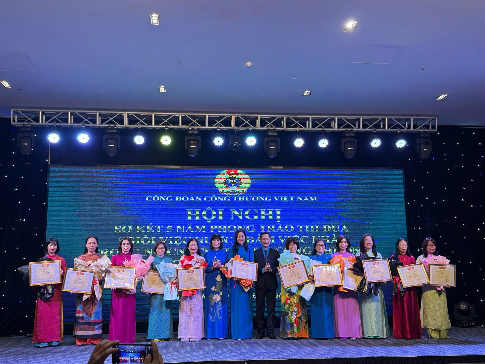 Đồng chí Lưu Thị Tho - Phó Trưởng khoa Công nghệ May & Thiết kế Thời trang (Đại học Công nghiệp Hà Nội)