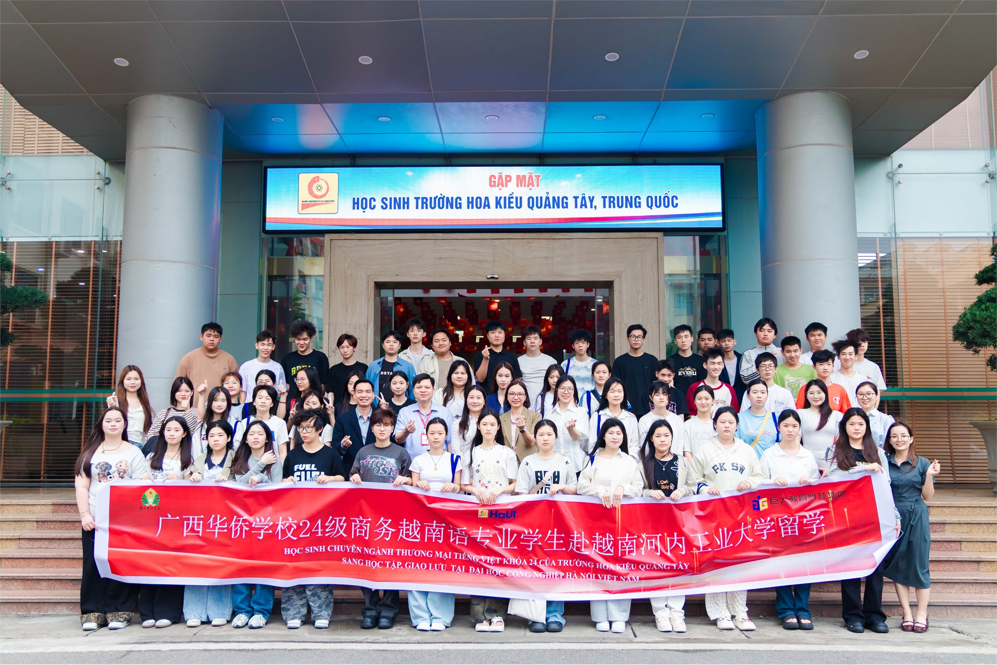 Đại học Công nghiệp Hà Nội chào đón đoàn giảng viên, học sinh Trường Hoa Kiều Quảng Tây (Trung Quốc) sang giao lưu, học tập