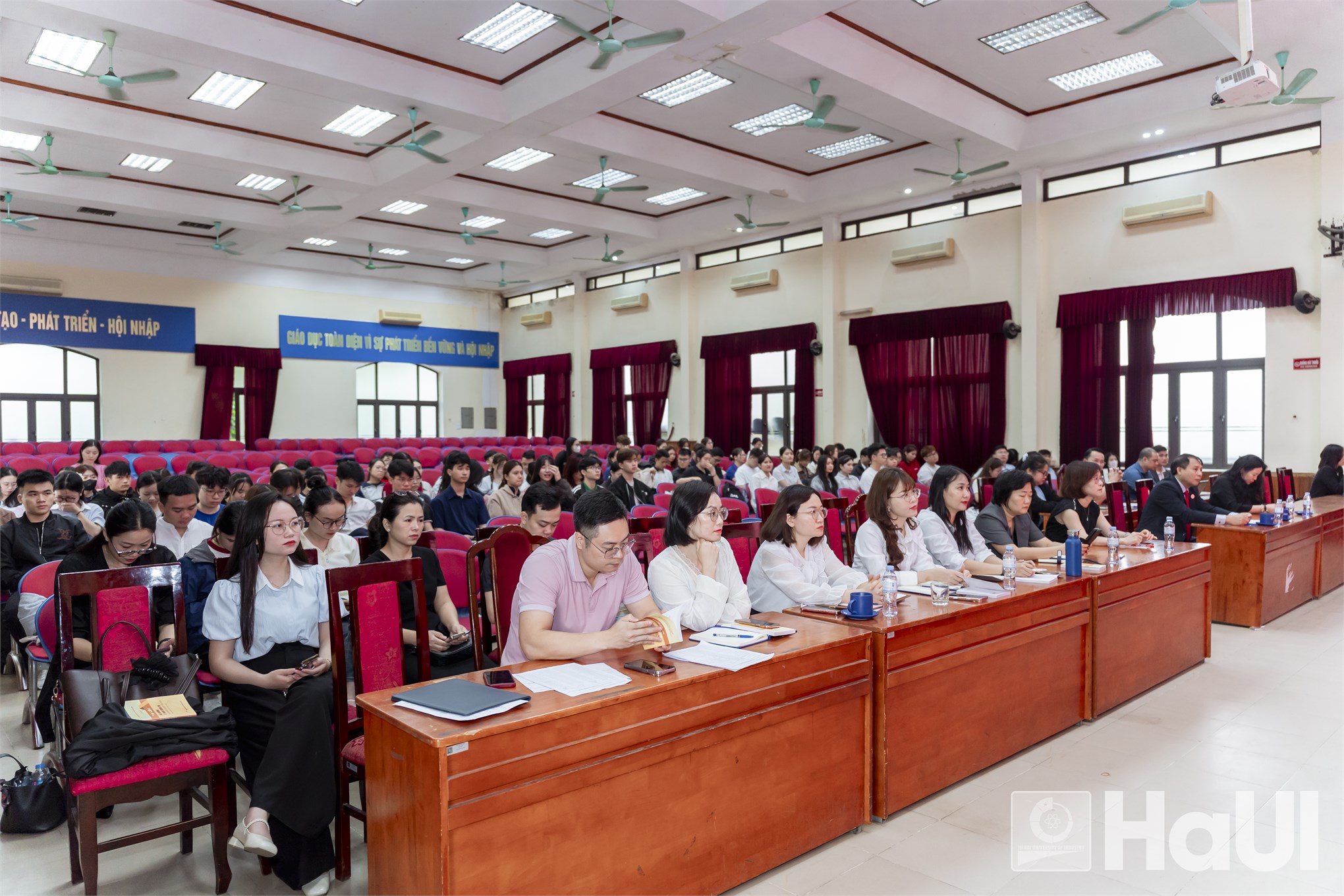 Khai giảng lớp bồi dưỡng lý luận chính trị cho đảng viên mới năm 2026