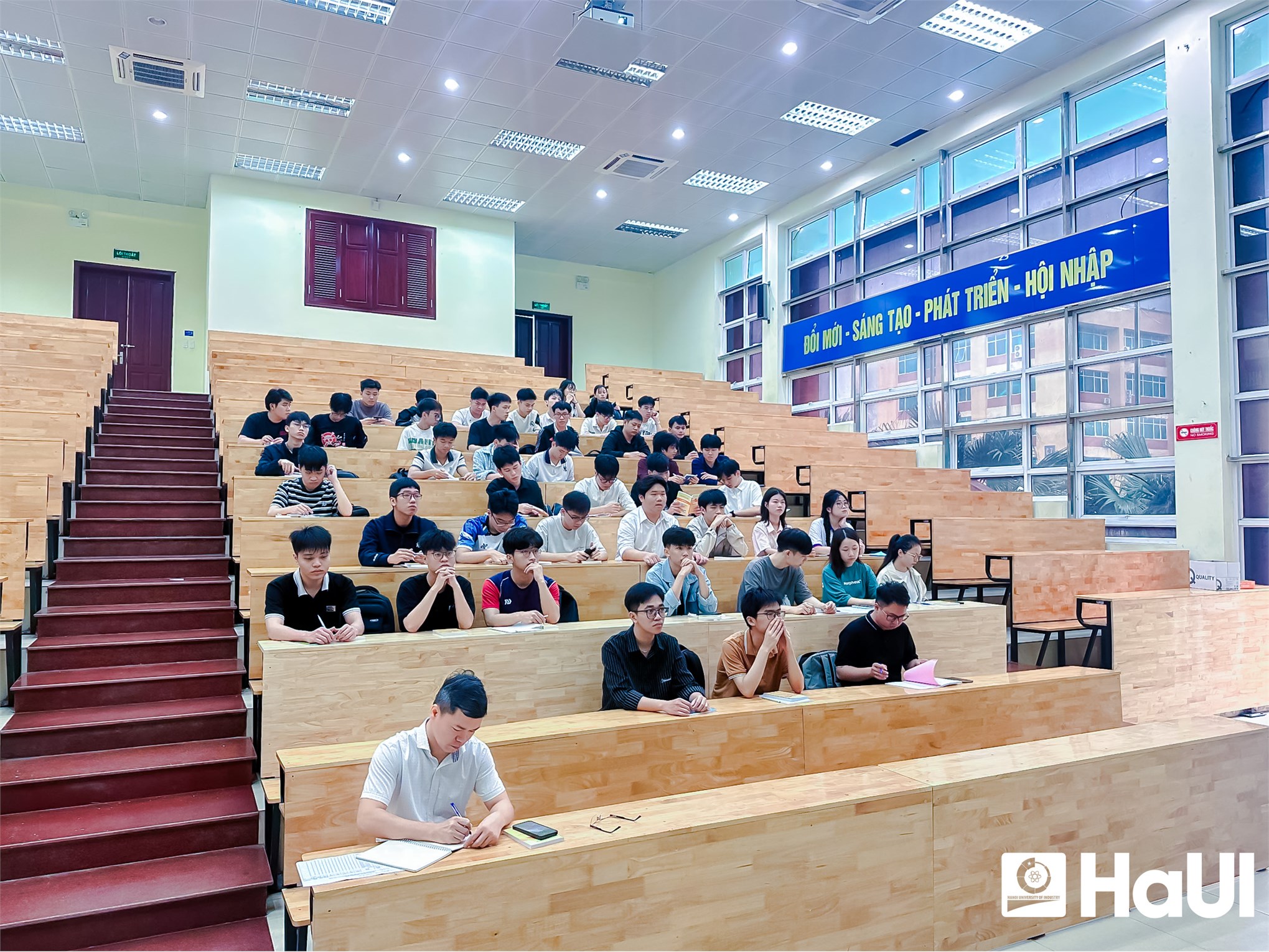 Khai giảng lớp bồi dưỡng lý luận chính trị cho đảng viên mới năm 2026