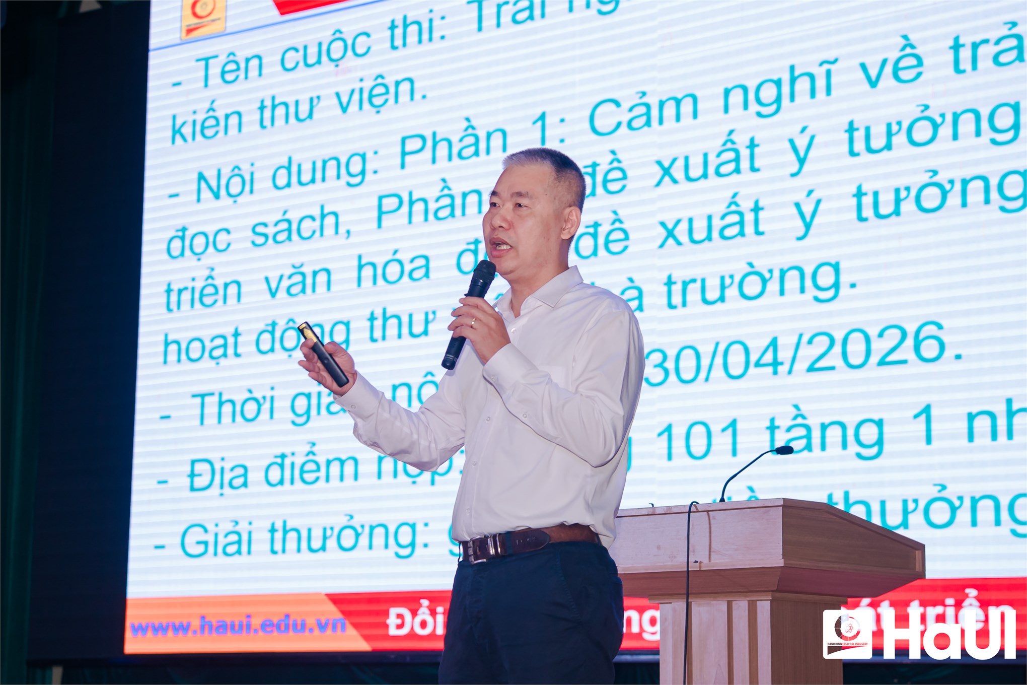 Đại học Công nghiệp Hà Nội: Đánh thức tình yêu sách qua những trang viết