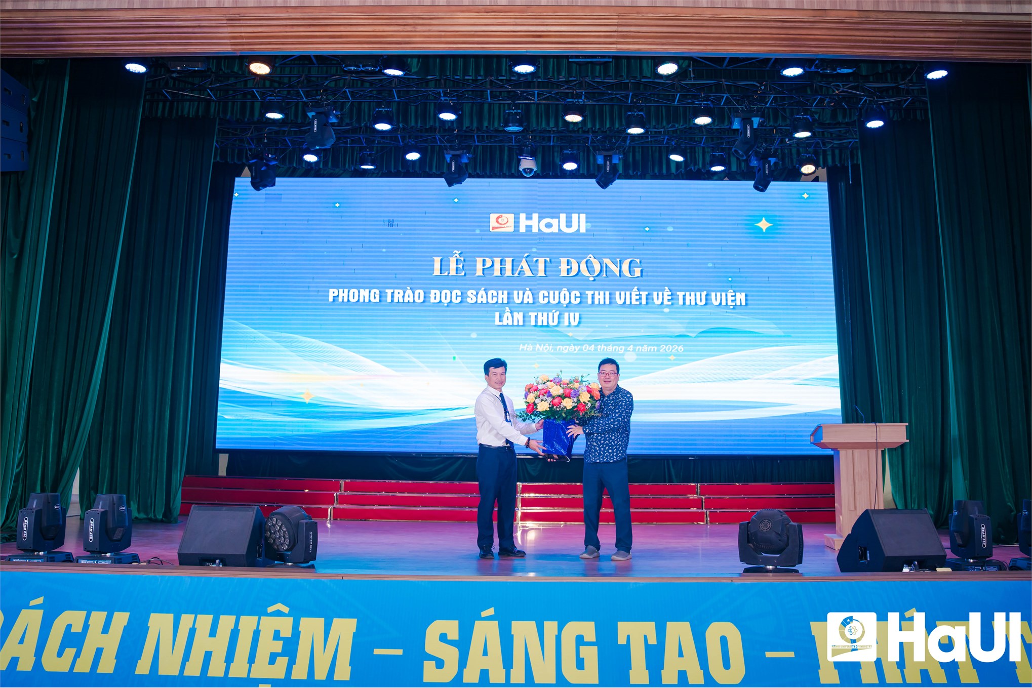 Đại học Công nghiệp Hà Nội: Đánh thức tình yêu sách qua những trang viết