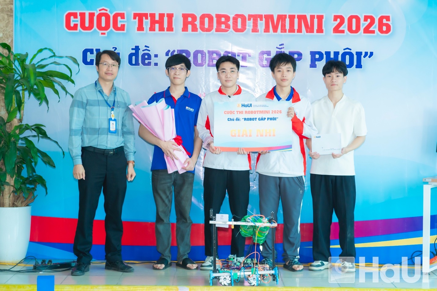 Robot Mini “Robot gắp phôi” 2026: Mở ra không gian thực hành cho sinh viên HaUI