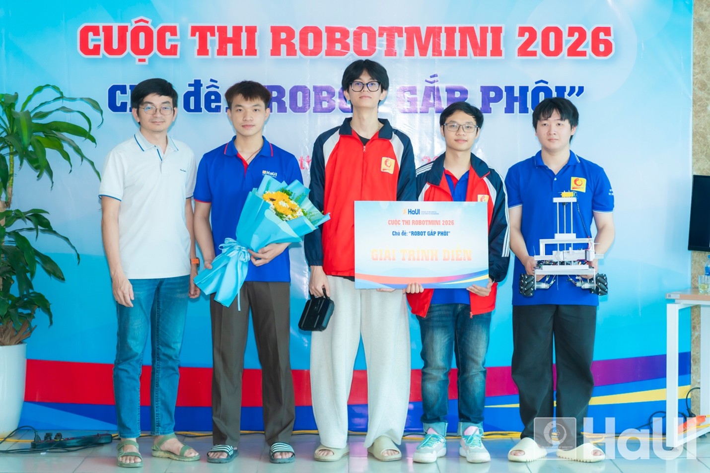 Robot Mini “Robot gắp phôi” 2026: Mở ra không gian thực hành cho sinh viên HaUI
