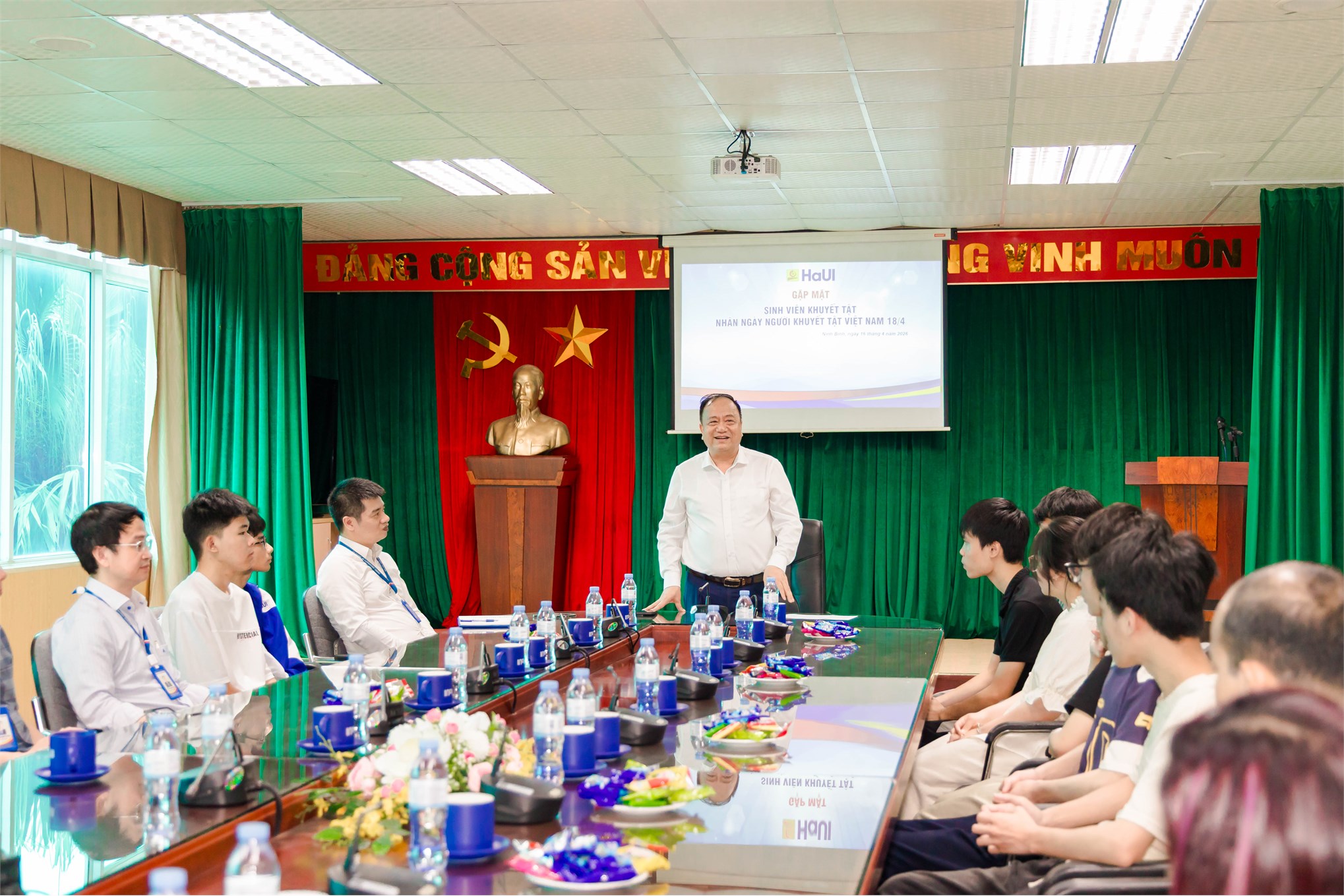 Ấm áp buổi gặp mặt sinh viên khuyết tật: Khi nghị lực được chắp cánh bởi sự tận tâm