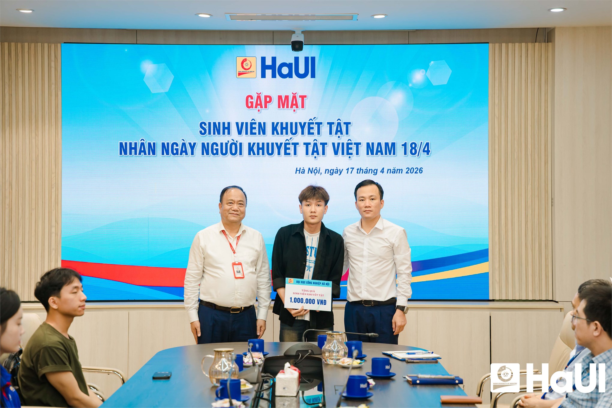 Ấm áp buổi gặp mặt sinh viên khuyết tật: Khi nghị lực được chắp cánh bởi sự tận tâm