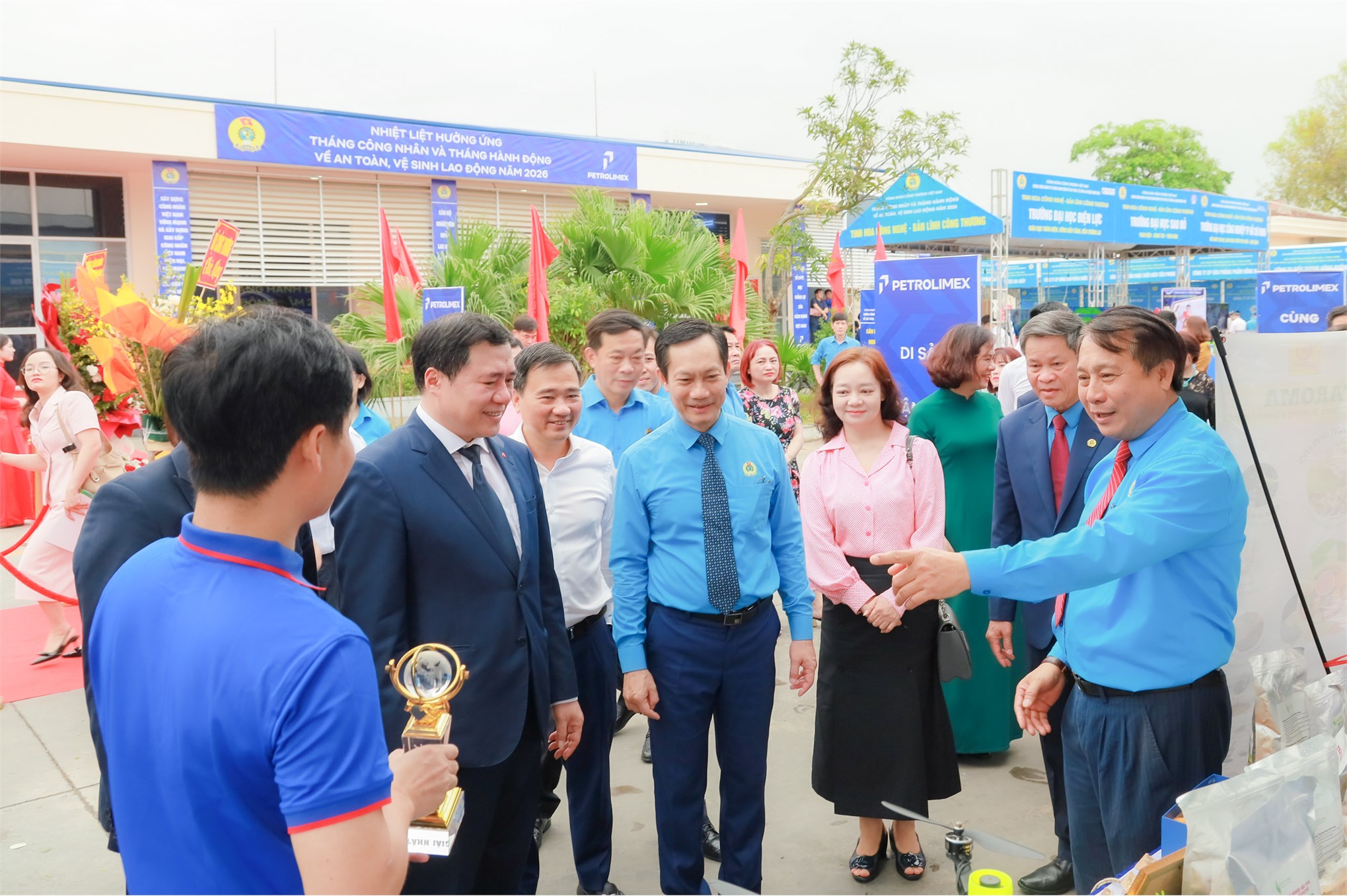 Đồng chí Nguyễn Sinh Nhật Tân - Thứ trưởng Bộ Công Thương, đồng chí Huỳnh Thanh Xuân - Phó Chủ tịch Tổng Liên đoàn Lao động Việt Nam tham quan không gian trưng bày sản phẩm khoa học công nghệ Đại học Công nghiệp Hà Nội