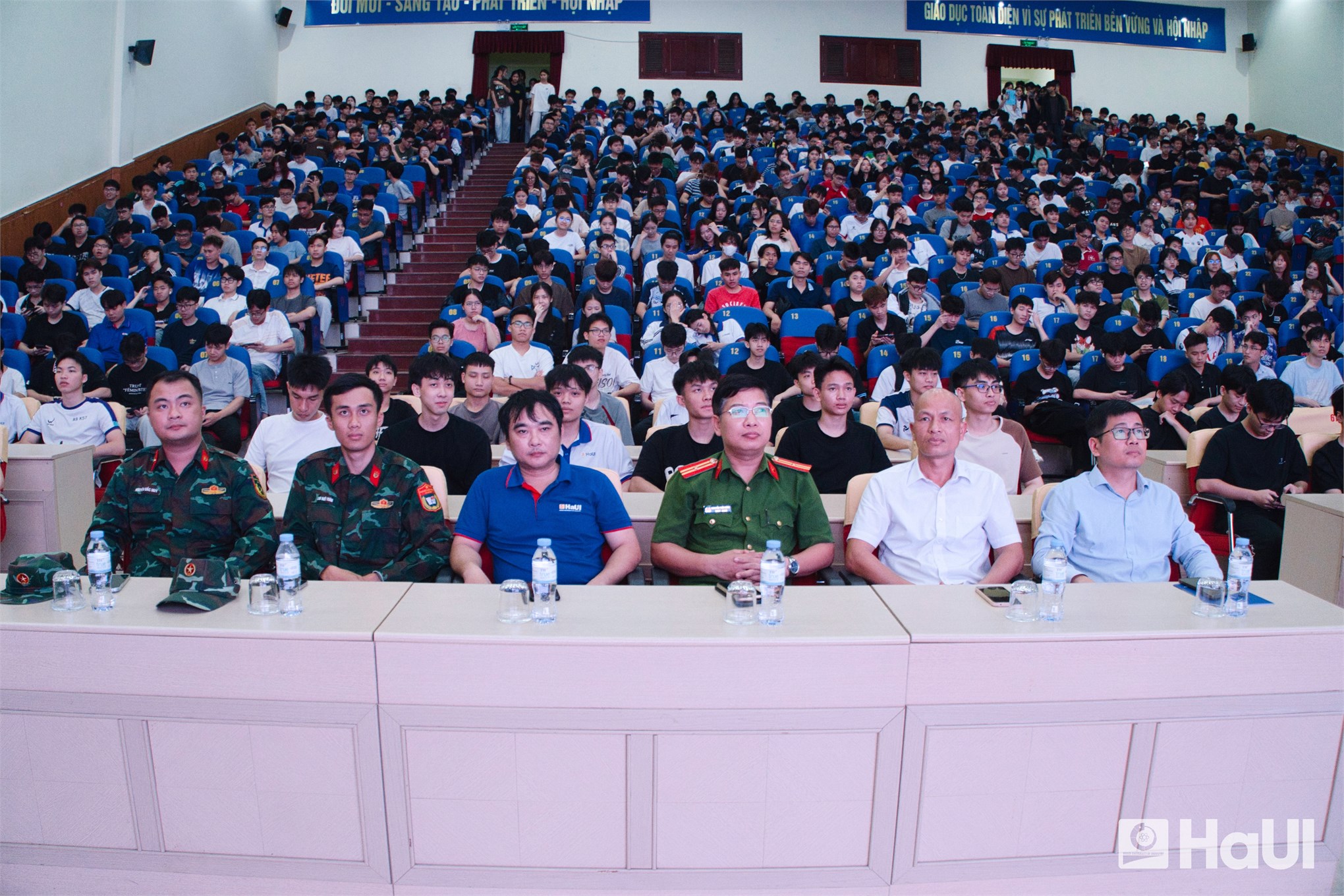 HaUI phối hợp cùng Công an phường Phù Vân nâng cao nhận thức an toàn thông tin cho sinh viên