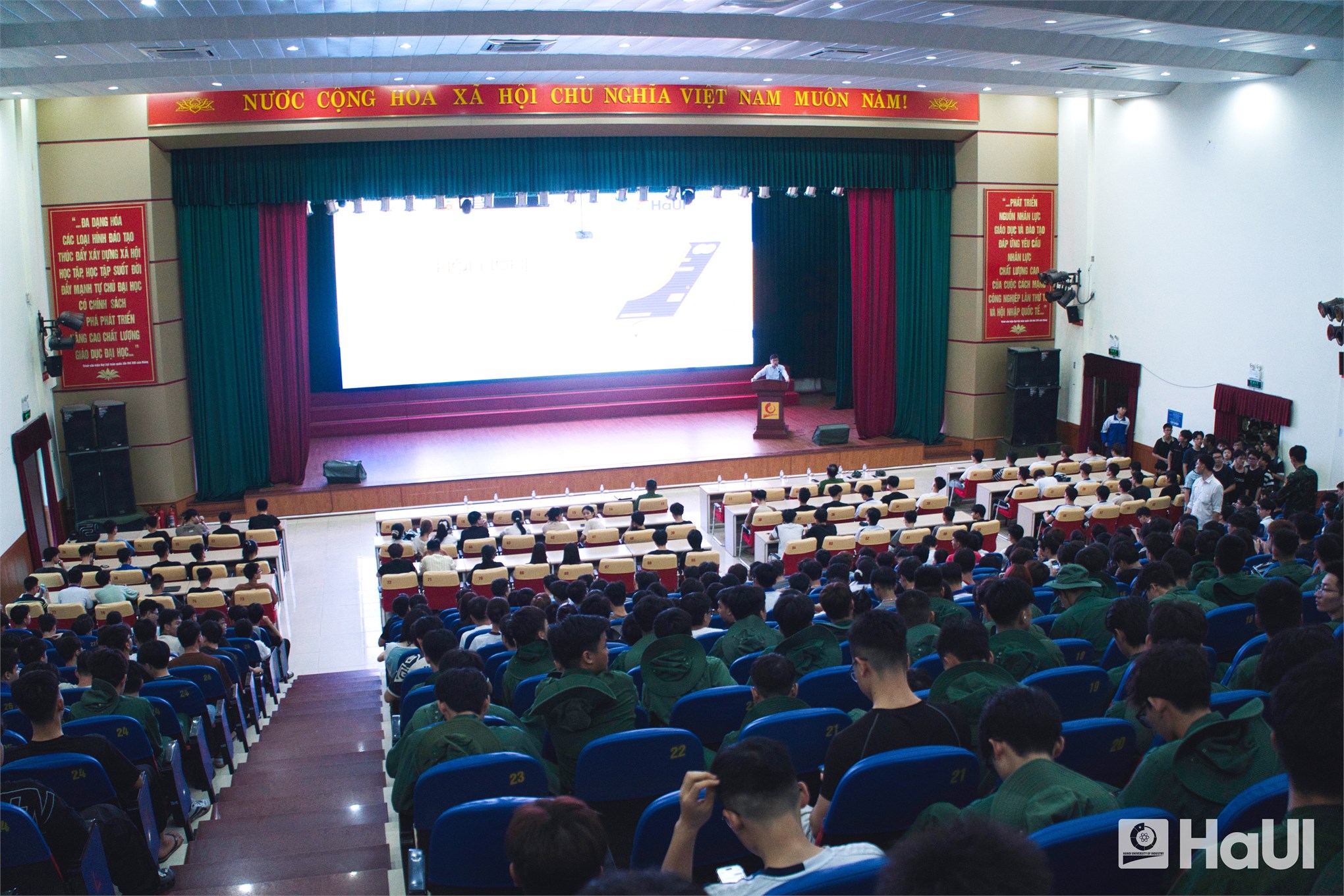 HaUI phối hợp cùng Công an phường Phù Vân nâng cao nhận thức an toàn thông tin cho sinh viên