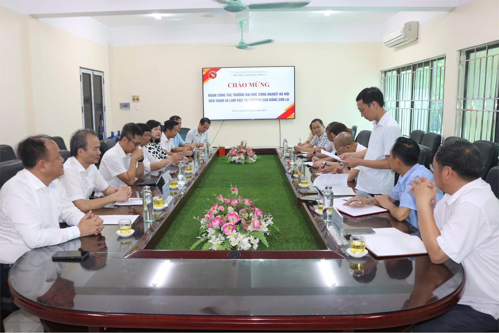 Tăng cường hợp tác đào tạo, nghiên cứu khoa học và chuyển đổi số giữa Đại học Công nghiệp Hà Nội và Trường Cao đẳng Sơn La