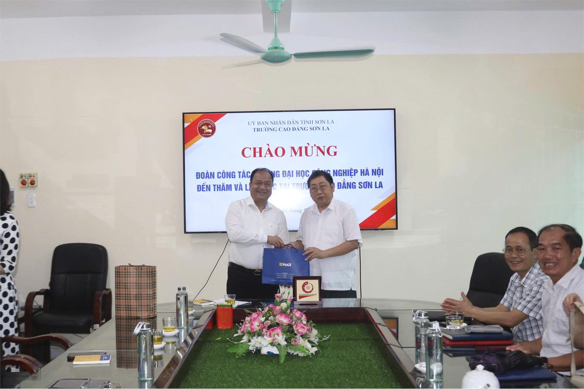 Tăng cường hợp tác đào tạo, nghiên cứu khoa học và chuyển đổi số giữa Đại học Công nghiệp Hà Nội và Trường Cao đẳng Sơn La