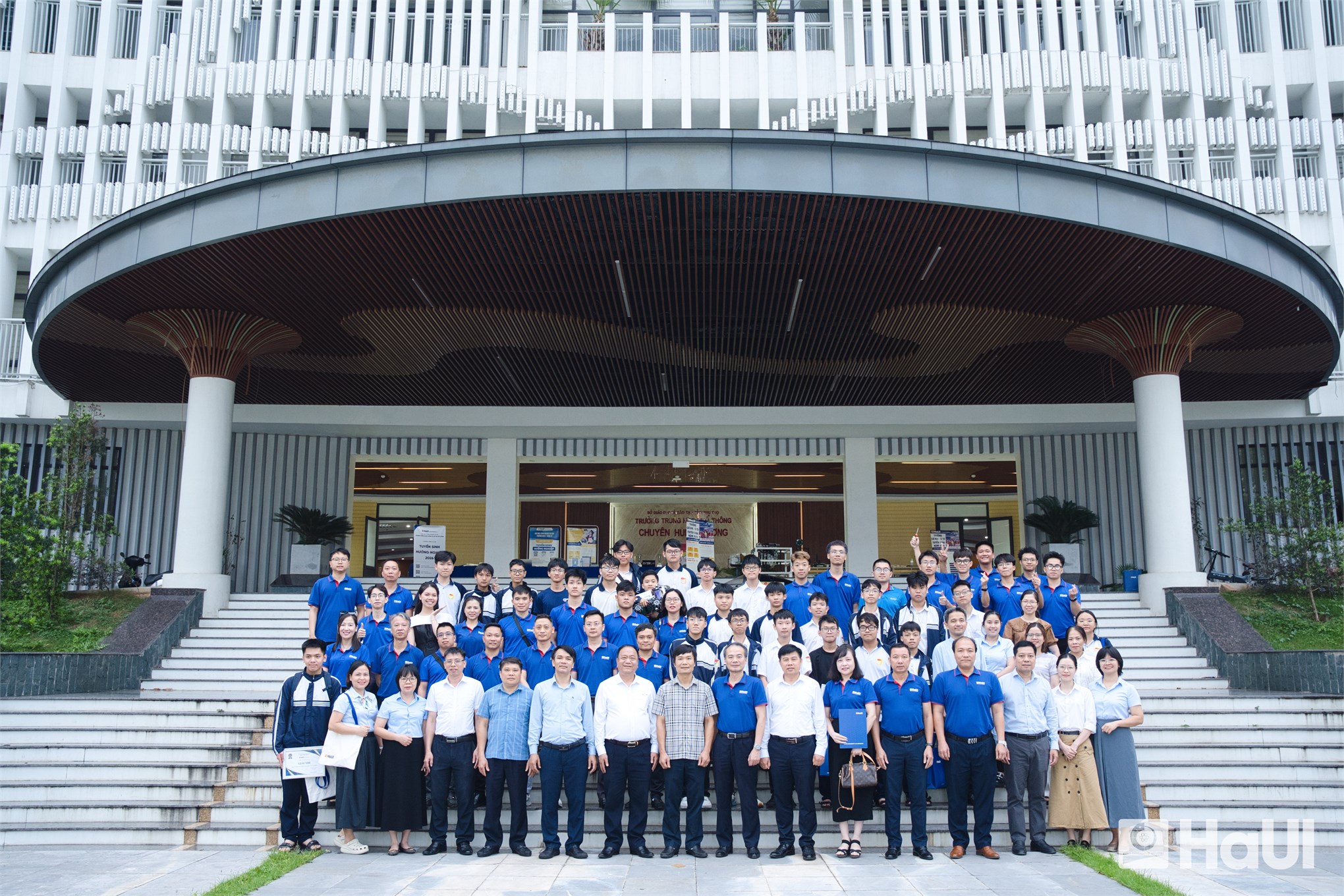 Khơi dậy khát vọng kỷ nguyên số: Đại học Công nghiệp Hà Nội mang Ngày hội STEM - Robotic - AI đến vùng Đất Tổ