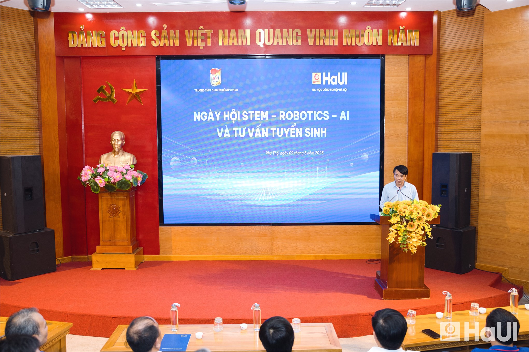 Khơi dậy khát vọng kỷ nguyên số: Đại học Công nghiệp Hà Nội mang Ngày hội STEM - Robotic - AI đến vùng Đất Tổ