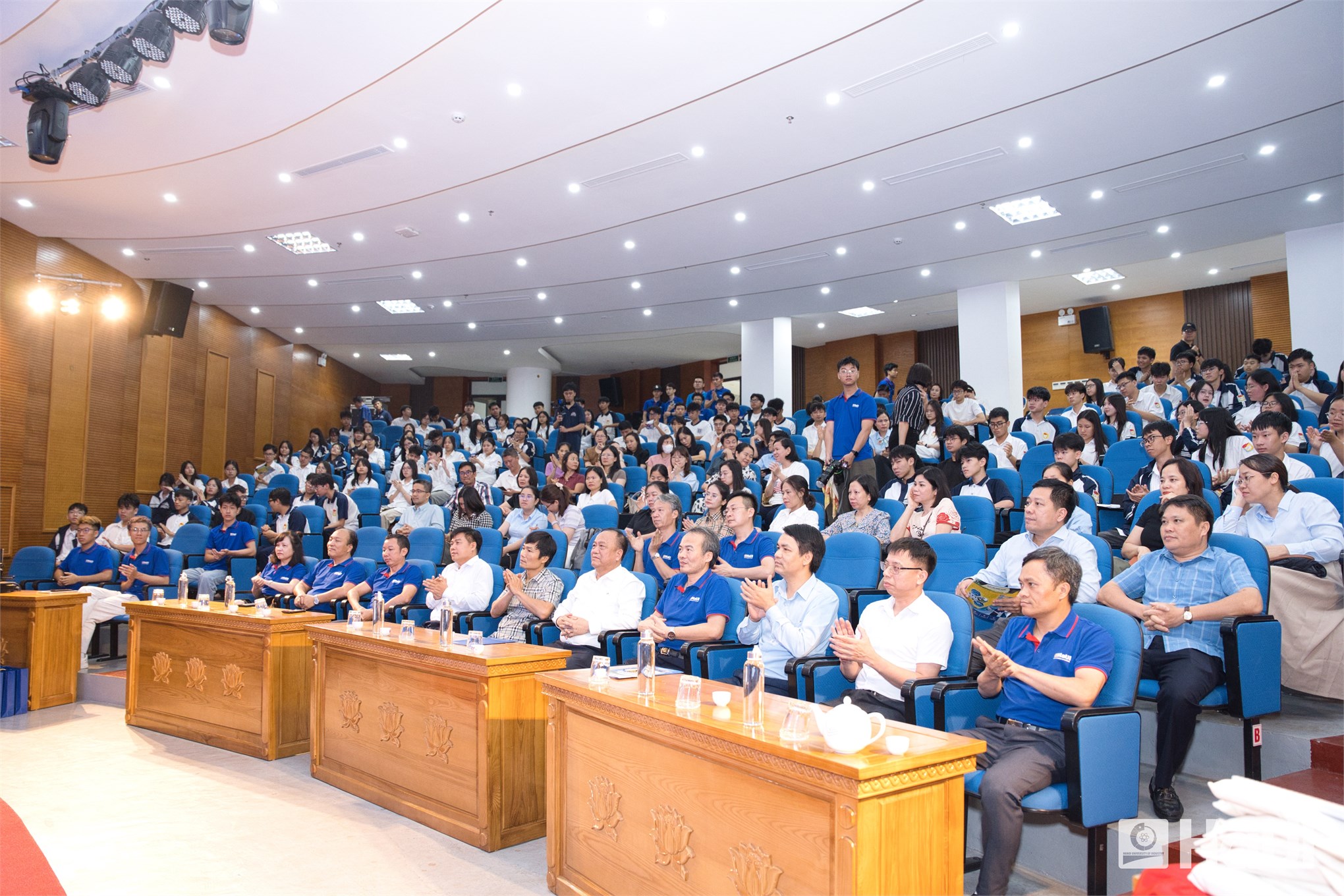 Khơi dậy khát vọng kỷ nguyên số: Đại học Công nghiệp Hà Nội mang Ngày hội STEM - Robotic - AI đến vùng Đất Tổ