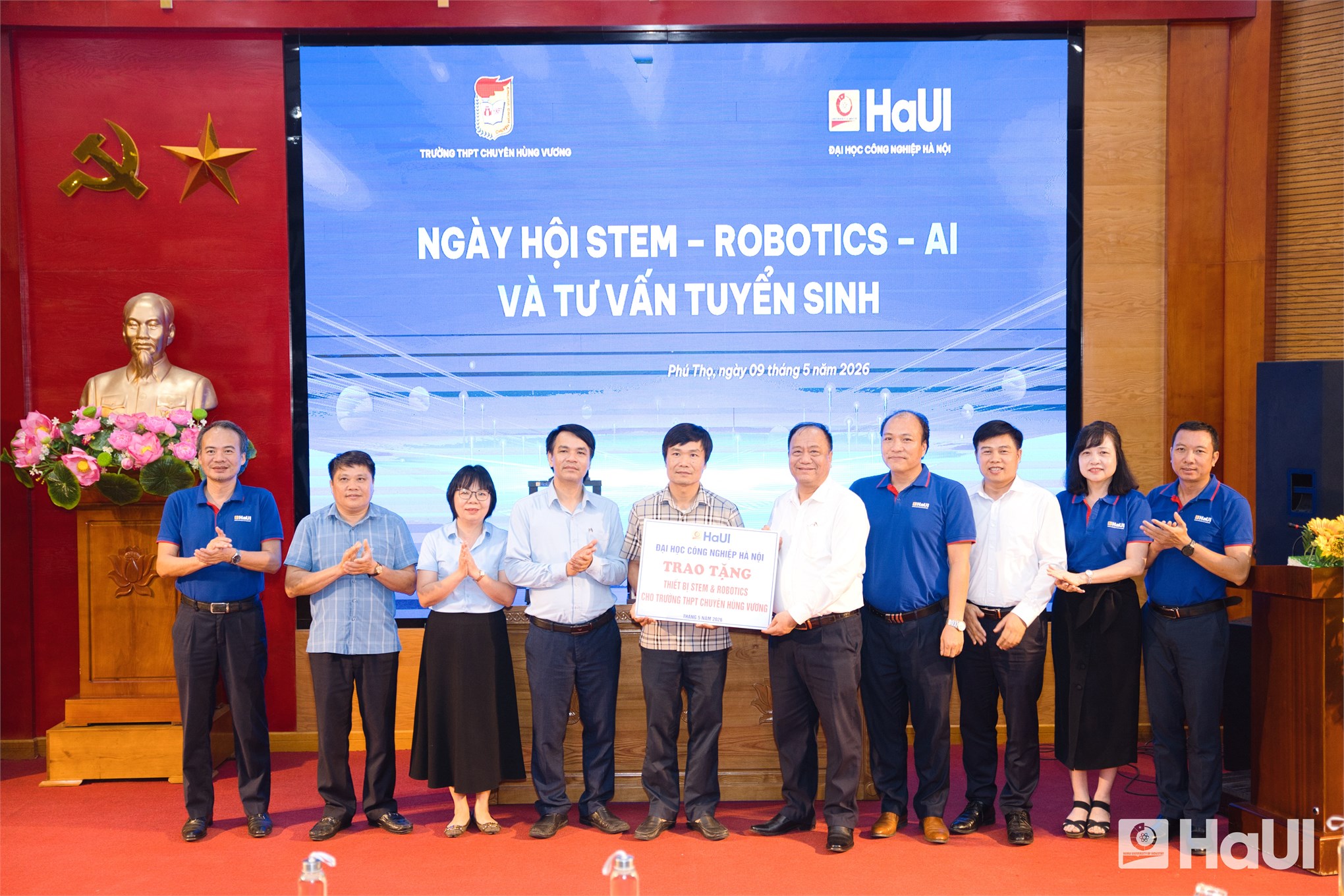 Khơi dậy khát vọng kỷ nguyên số: Đại học Công nghiệp Hà Nội mang Ngày hội STEM - Robotic - AI đến vùng Đất Tổ
