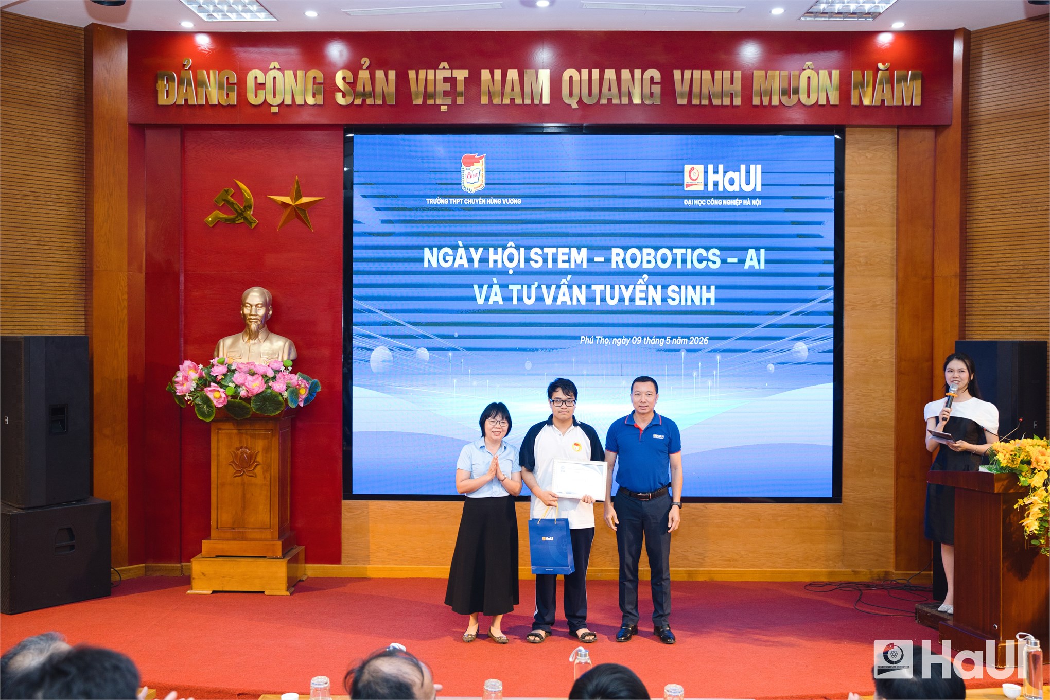 Khơi dậy khát vọng kỷ nguyên số: Đại học Công nghiệp Hà Nội mang Ngày hội STEM - Robotic - AI đến vùng Đất Tổ