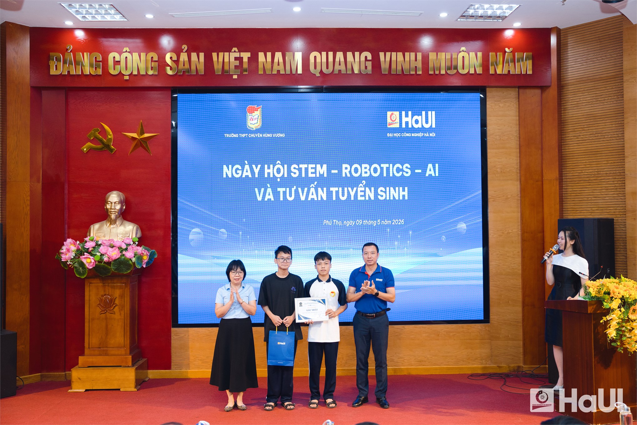 Khơi dậy khát vọng kỷ nguyên số: Đại học Công nghiệp Hà Nội mang Ngày hội STEM - Robotic - AI đến vùng Đất Tổ