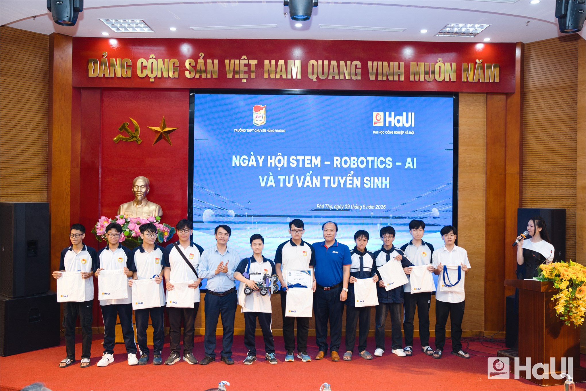 Khơi dậy khát vọng kỷ nguyên số: Đại học Công nghiệp Hà Nội mang Ngày hội STEM - Robotic - AI đến vùng Đất Tổ