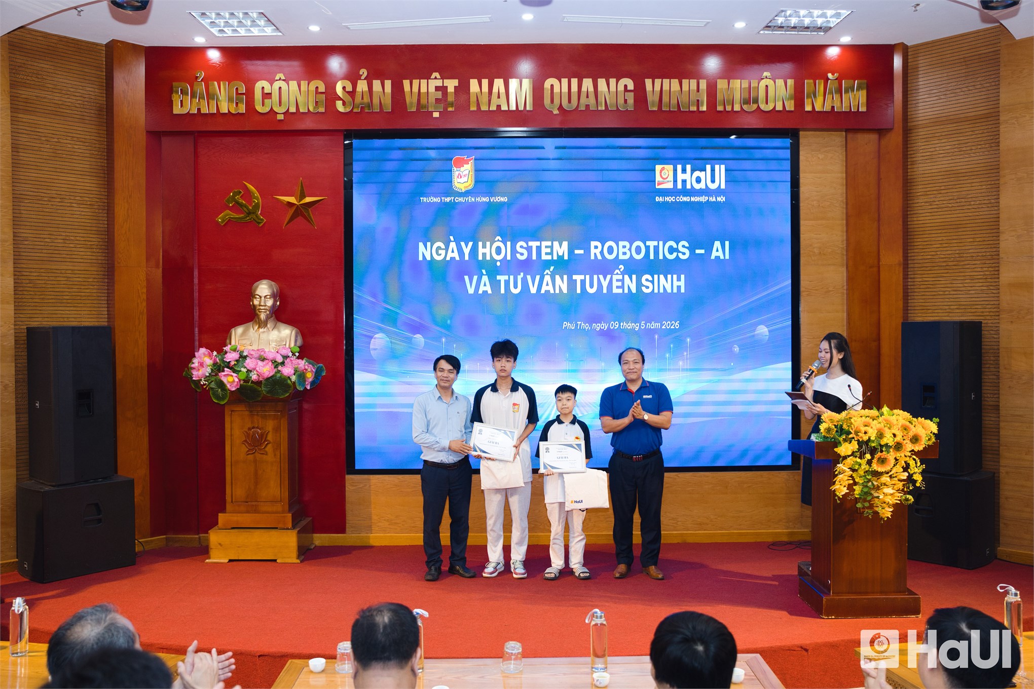 Khơi dậy khát vọng kỷ nguyên số: Đại học Công nghiệp Hà Nội mang Ngày hội STEM - Robotic - AI đến vùng Đất Tổ