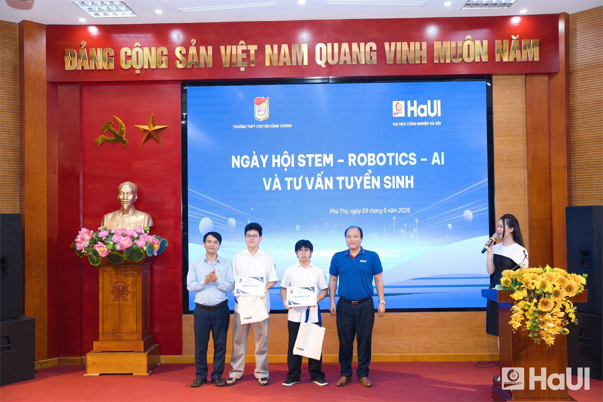Khơi dậy khát vọng kỷ nguyên số: Đại học Công nghiệp Hà Nội mang Ngày hội STEM - Robotic - AI đến vùng Đất Tổ