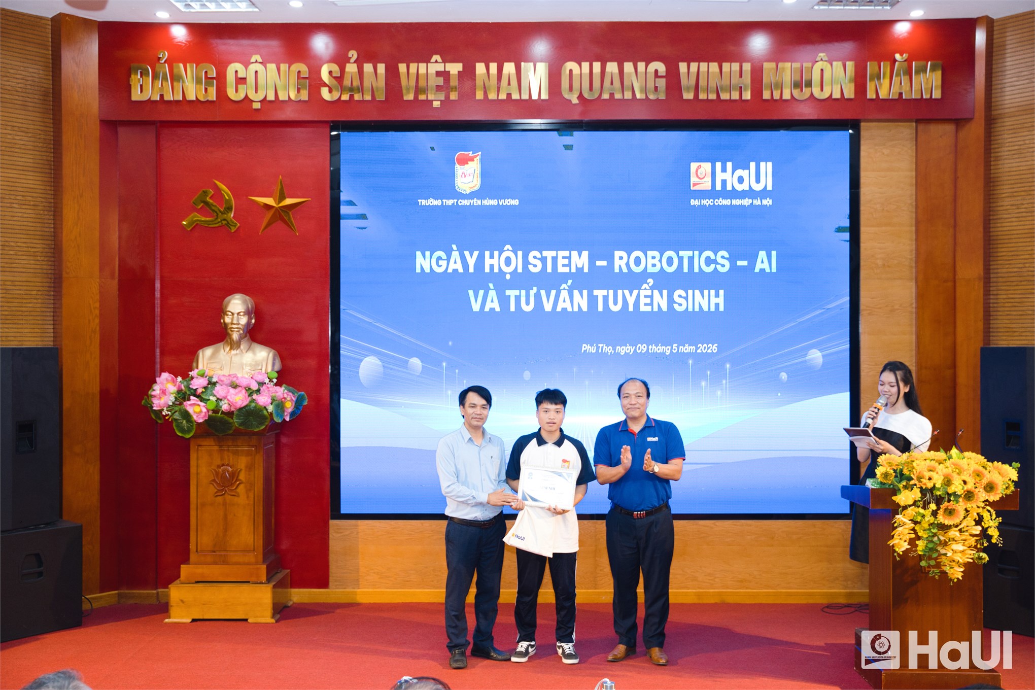 Khơi dậy khát vọng kỷ nguyên số: Đại học Công nghiệp Hà Nội mang Ngày hội STEM - Robotic - AI đến vùng Đất Tổ